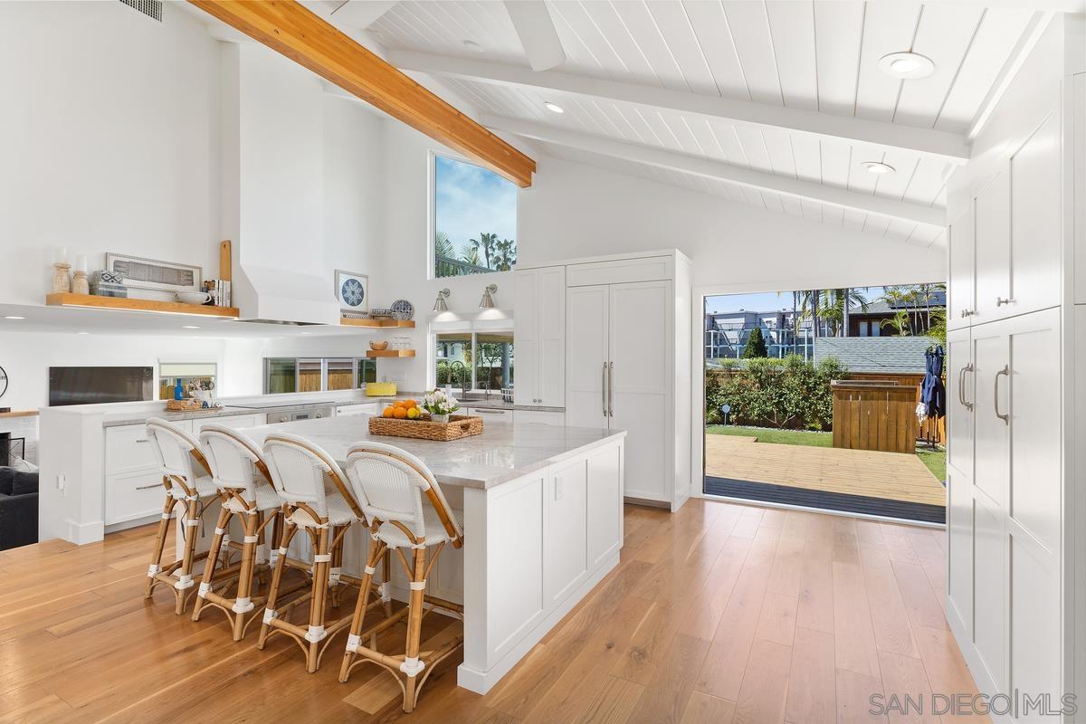 Detail Gallery Image 9 of 46 For 8238  Paseo Del Ocaso, La Jolla,  CA 92037 - 4 Beds | 3 Baths