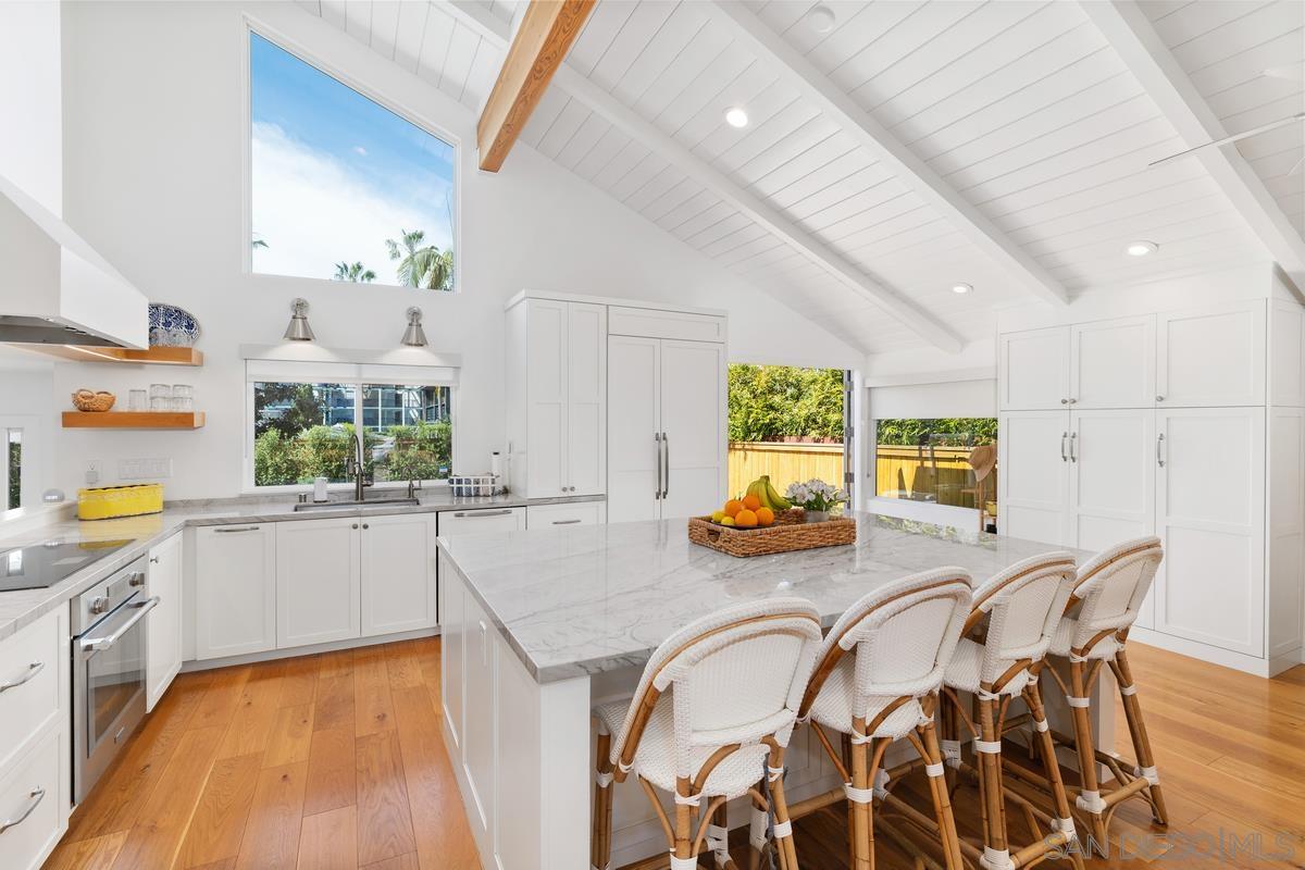 Detail Gallery Image 10 of 46 For 8238  Paseo Del Ocaso, La Jolla,  CA 92037 - 4 Beds | 3 Baths