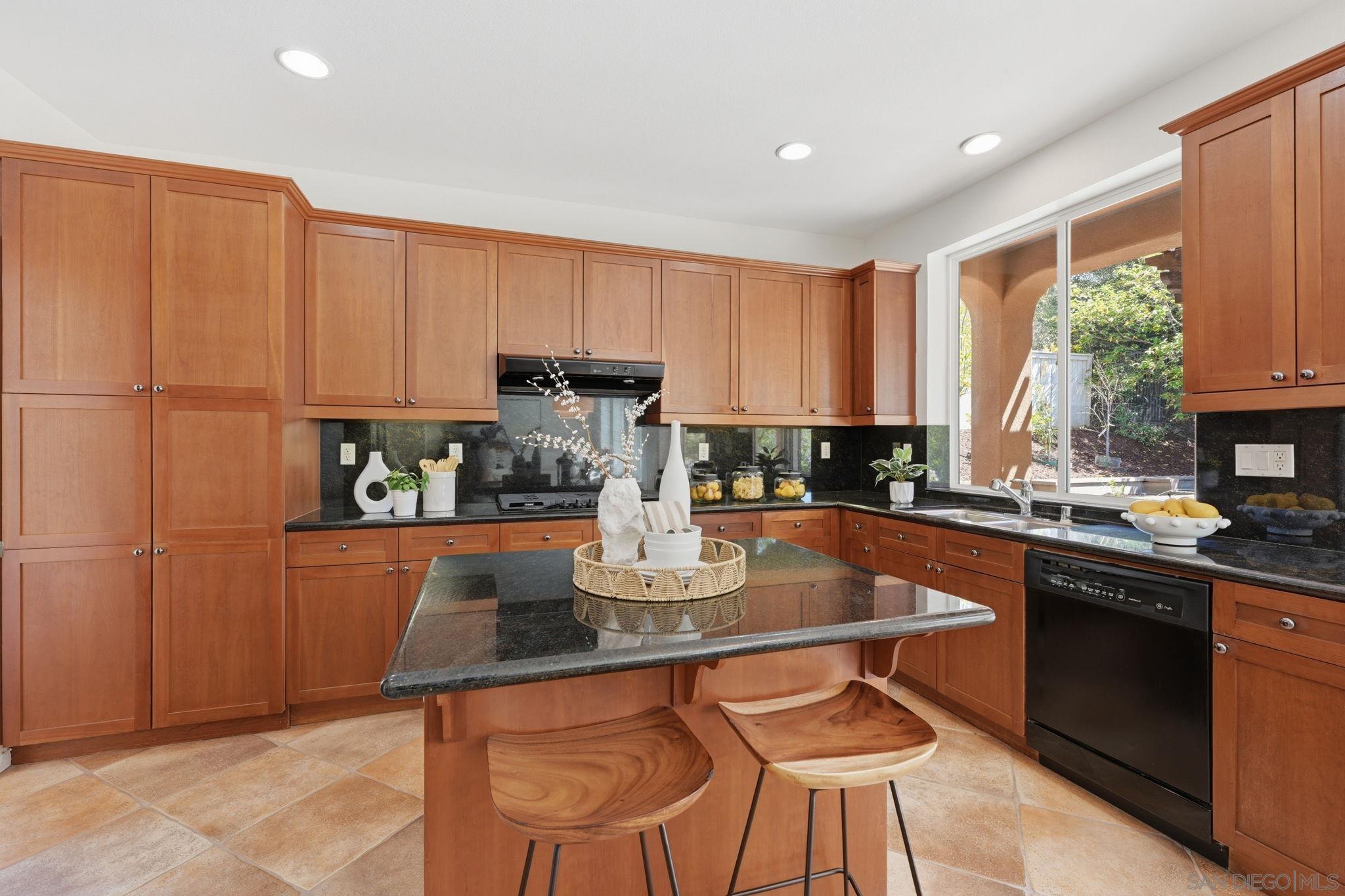 Detail Gallery Image 16 of 52 For 3394  Holly Oak Ln, Escondido,  CA 92027 - 5 Beds | 3 Baths