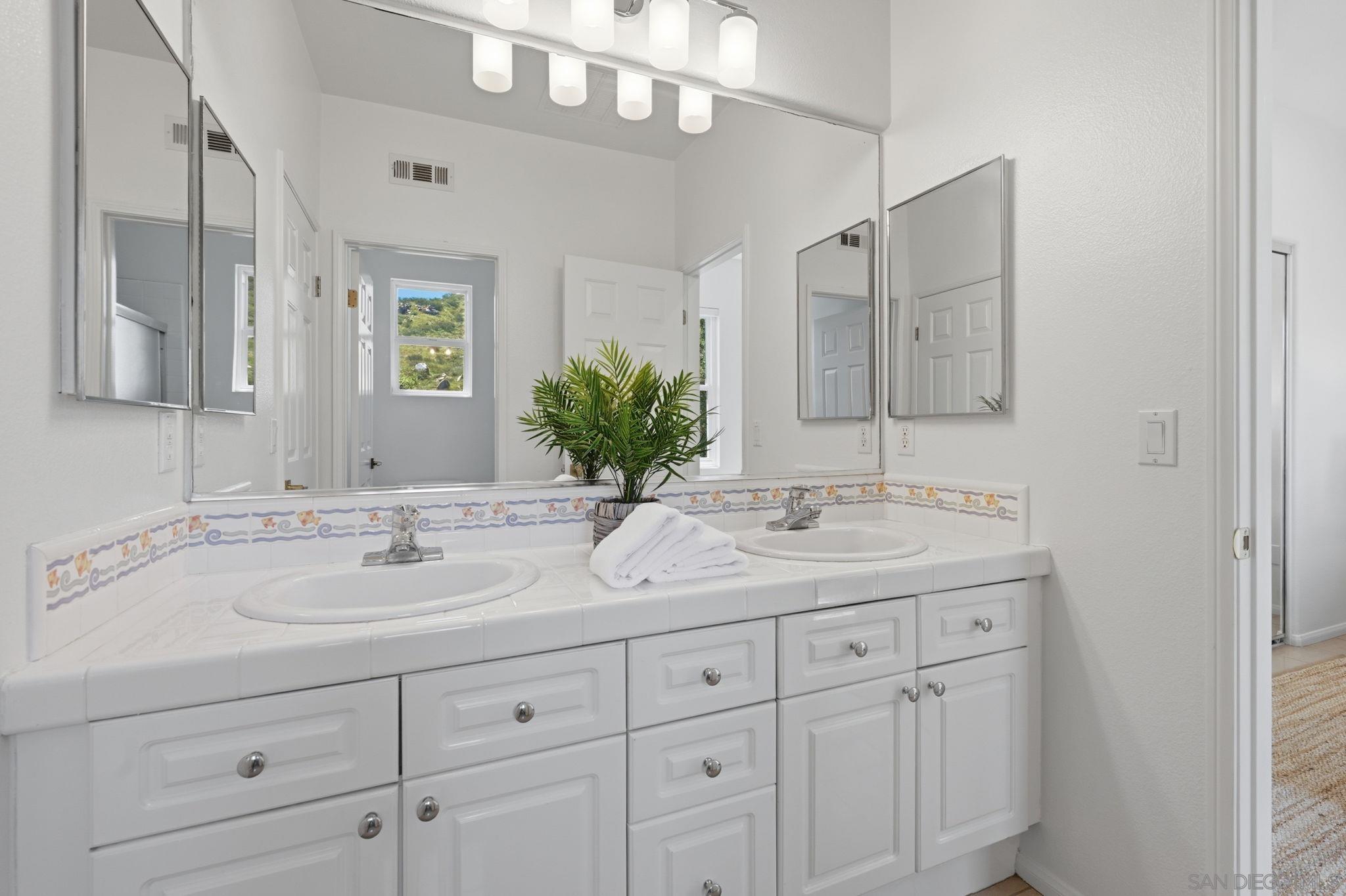 Detail Gallery Image 40 of 52 For 3394  Holly Oak Ln, Escondido,  CA 92027 - 5 Beds | 3 Baths