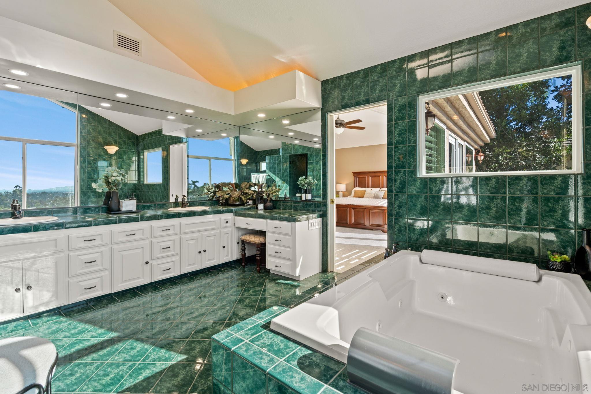 Detail Gallery Image 16 of 33 For 10776  Birch Bluff Ave, San Diego,  CA 92131 - 5 Beds | 3/1 Baths