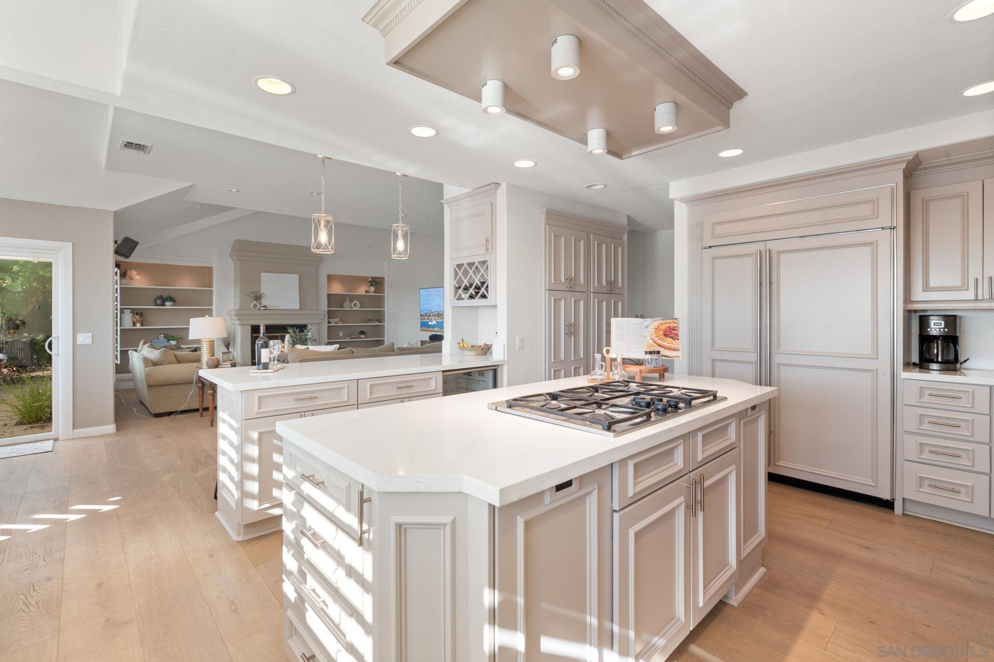 Detail Gallery Image 8 of 33 For 10776  Birch Bluff Ave, San Diego,  CA 92131 - 5 Beds | 3/1 Baths