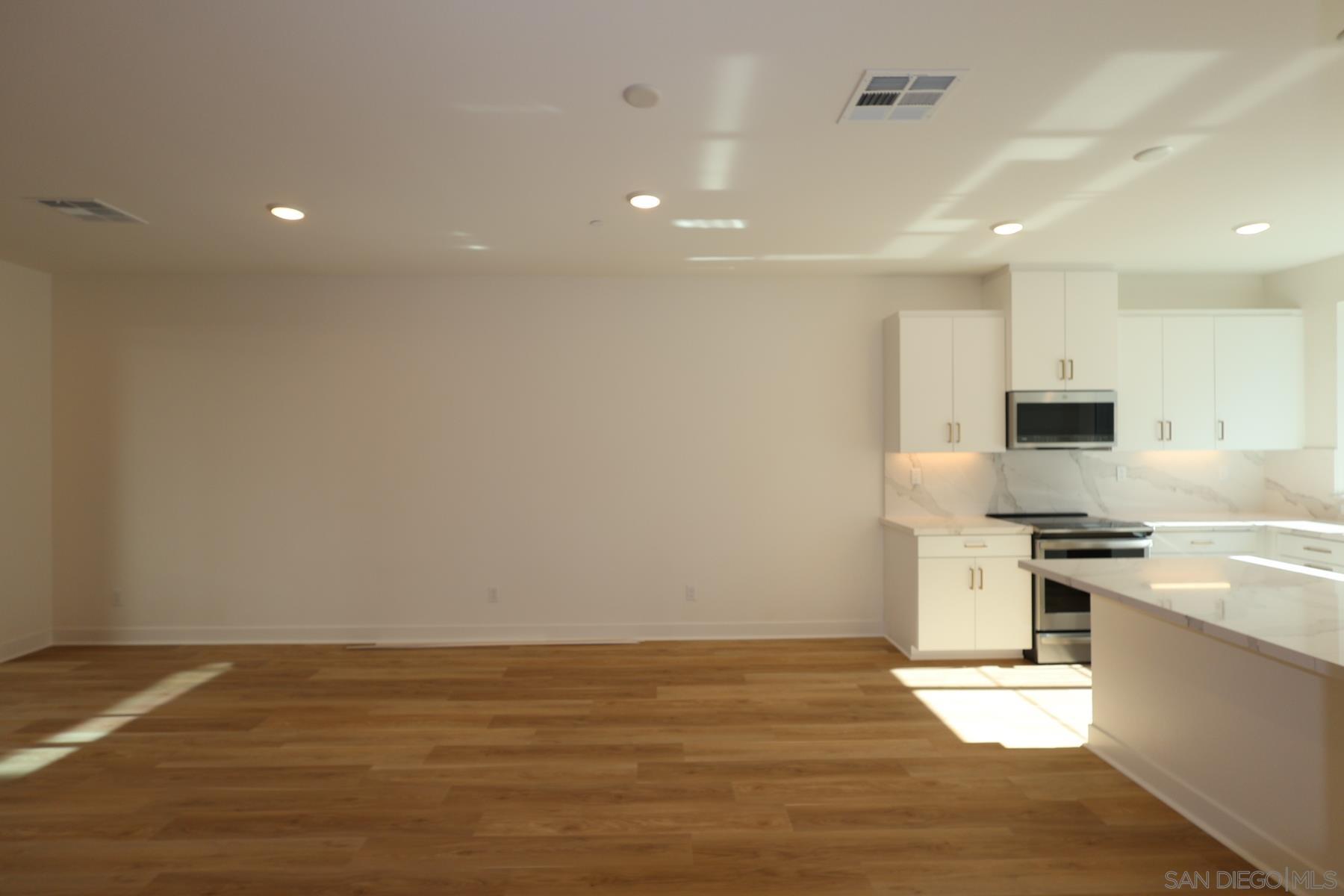 Detail Gallery Image 4 of 10 For 12821  Encantadora Lot 41  #UNIT 41,  San Diego,  CA 92129 - 3 Beds | 3/1 Baths