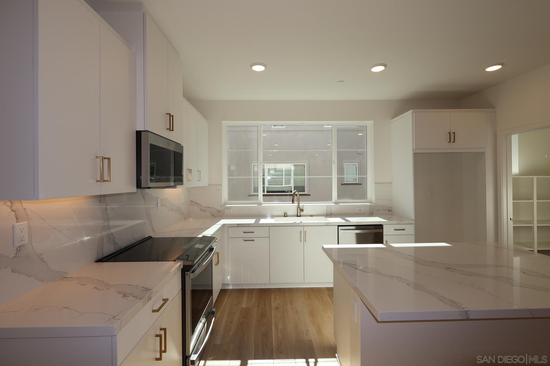 Detail Gallery Image 5 of 10 For 12821  Encantadora Lot 41  #UNIT 41,  San Diego,  CA 92129 - 3 Beds | 3/1 Baths