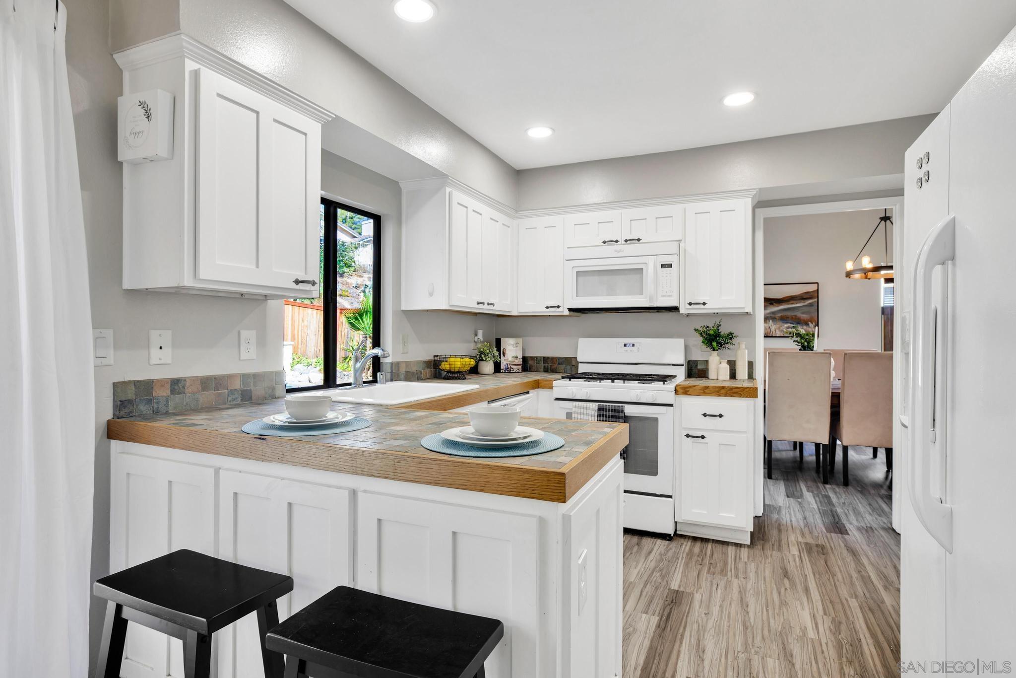 Detail Gallery Image 14 of 31 For 39821  Wild Fflower, Murrieta,  CA 92563 - 4 Beds | 2/1 Baths