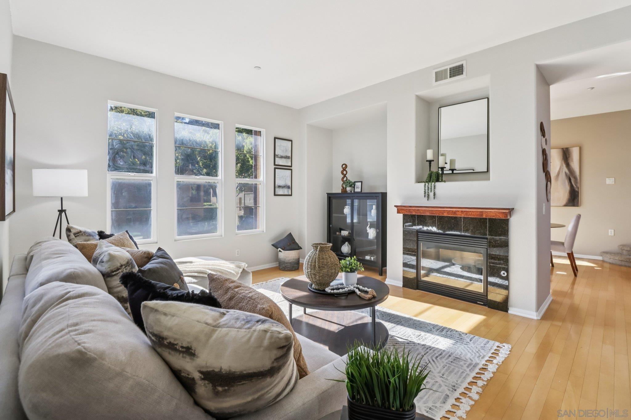 Detail Gallery Image 2 of 44 For 2801  Escala Cir, San Diego,  CA 92108 - 3 Beds | 3/1 Baths