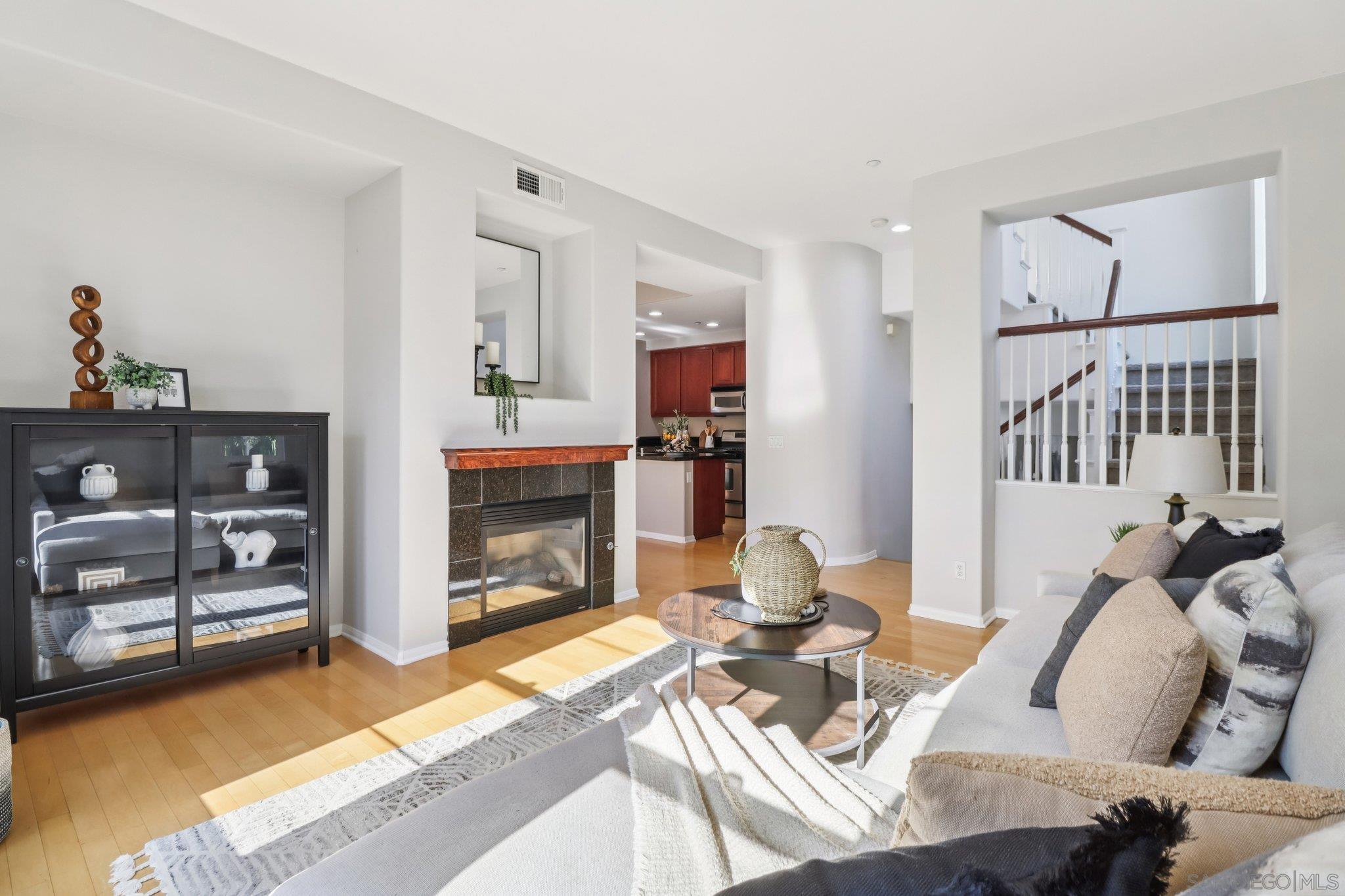 Detail Gallery Image 10 of 44 For 2801  Escala Cir, San Diego,  CA 92108 - 3 Beds | 3/1 Baths