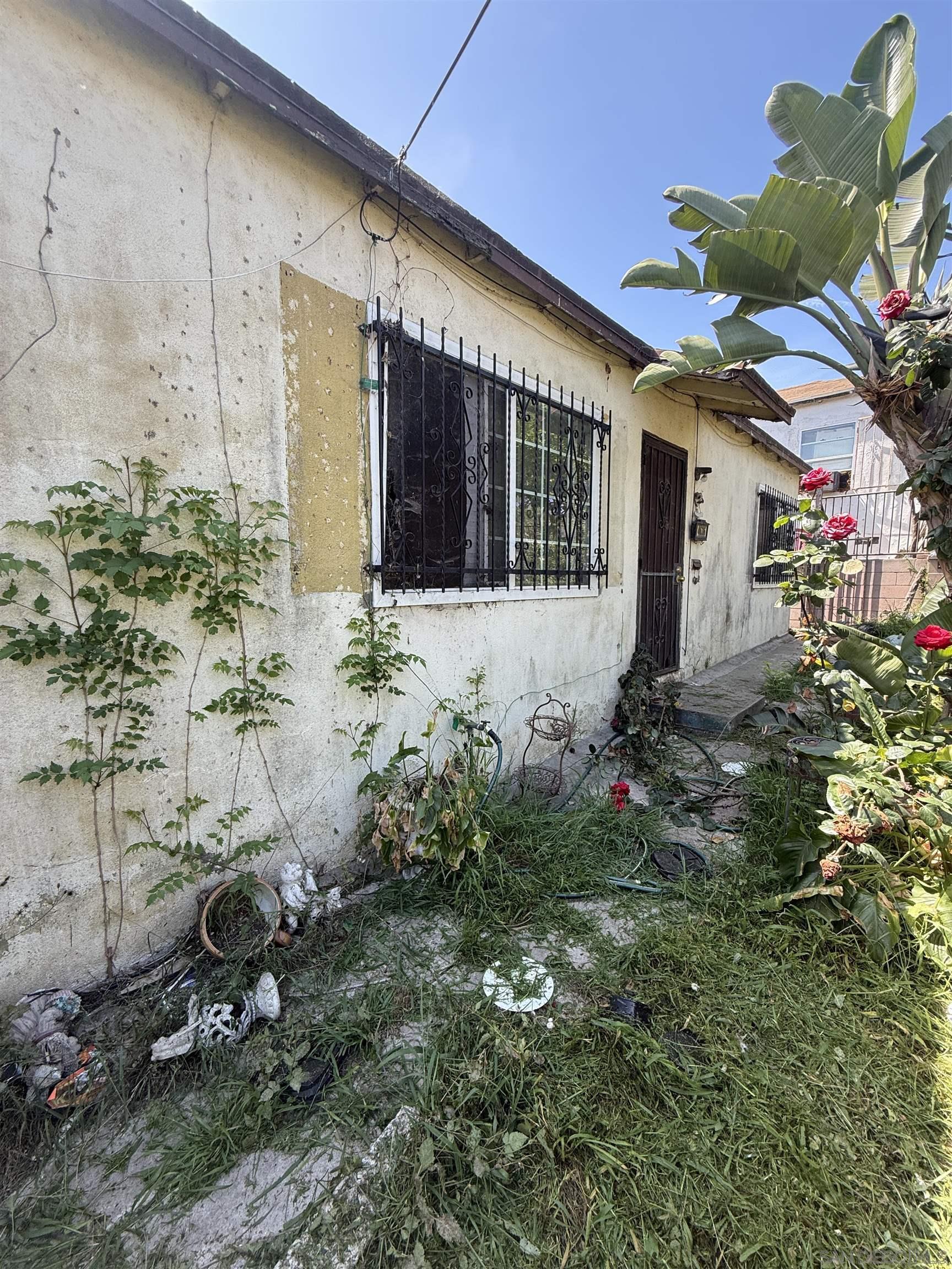 Detail Gallery Image 2 of 5 For 4636 E 2nd St, Los Angeles,  CA 90022 - 5 Beds | 2 Baths