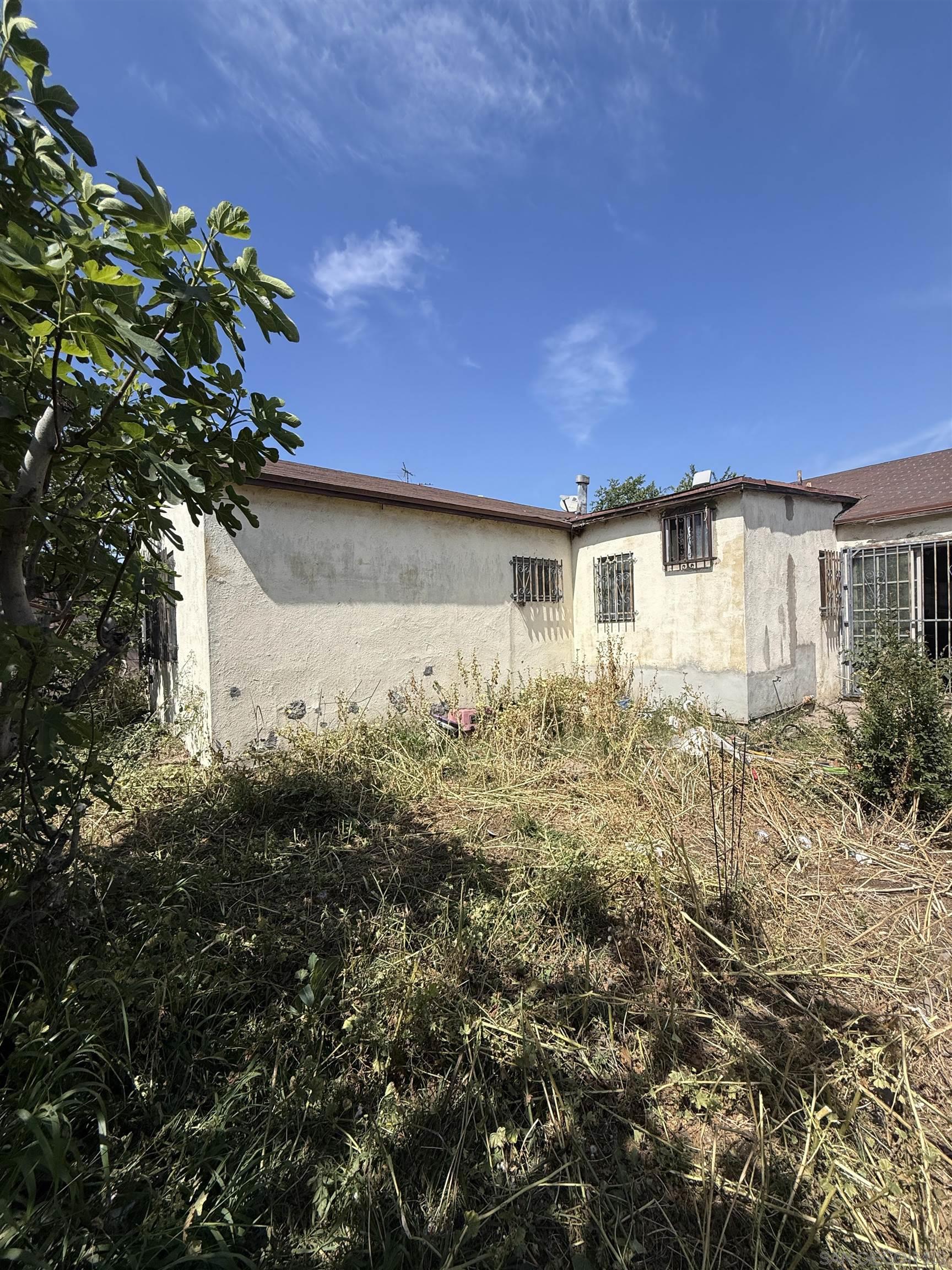 Detail Gallery Image 4 of 5 For 4636 E 2nd St, Los Angeles,  CA 90022 - 5 Beds | 2 Baths