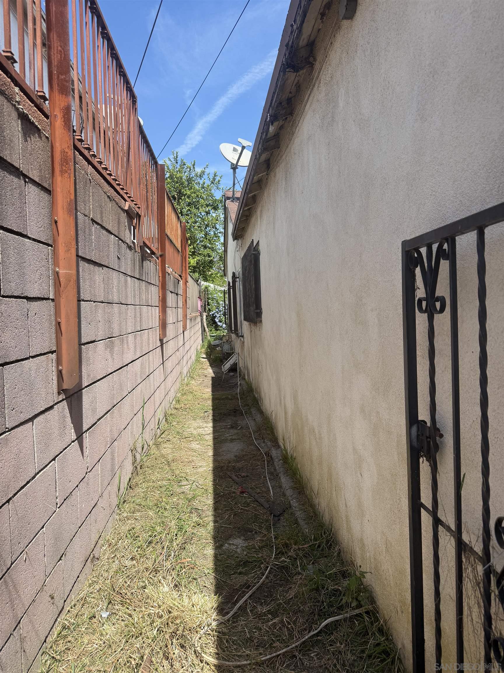 Detail Gallery Image 5 of 5 For 4636 E 2nd St, Los Angeles,  CA 90022 - 5 Beds | 2 Baths