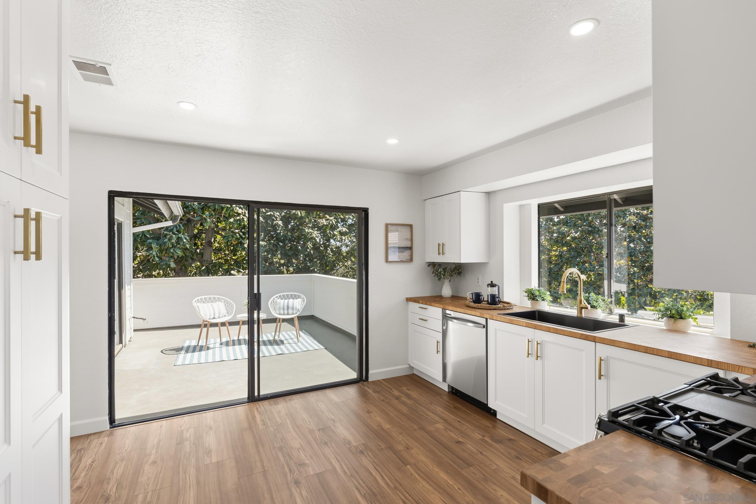 Detail Gallery Image 11 of 37 For 863  Violet Ct, Carlsbad,  CA 92011 - 2 Beds | 2 Baths