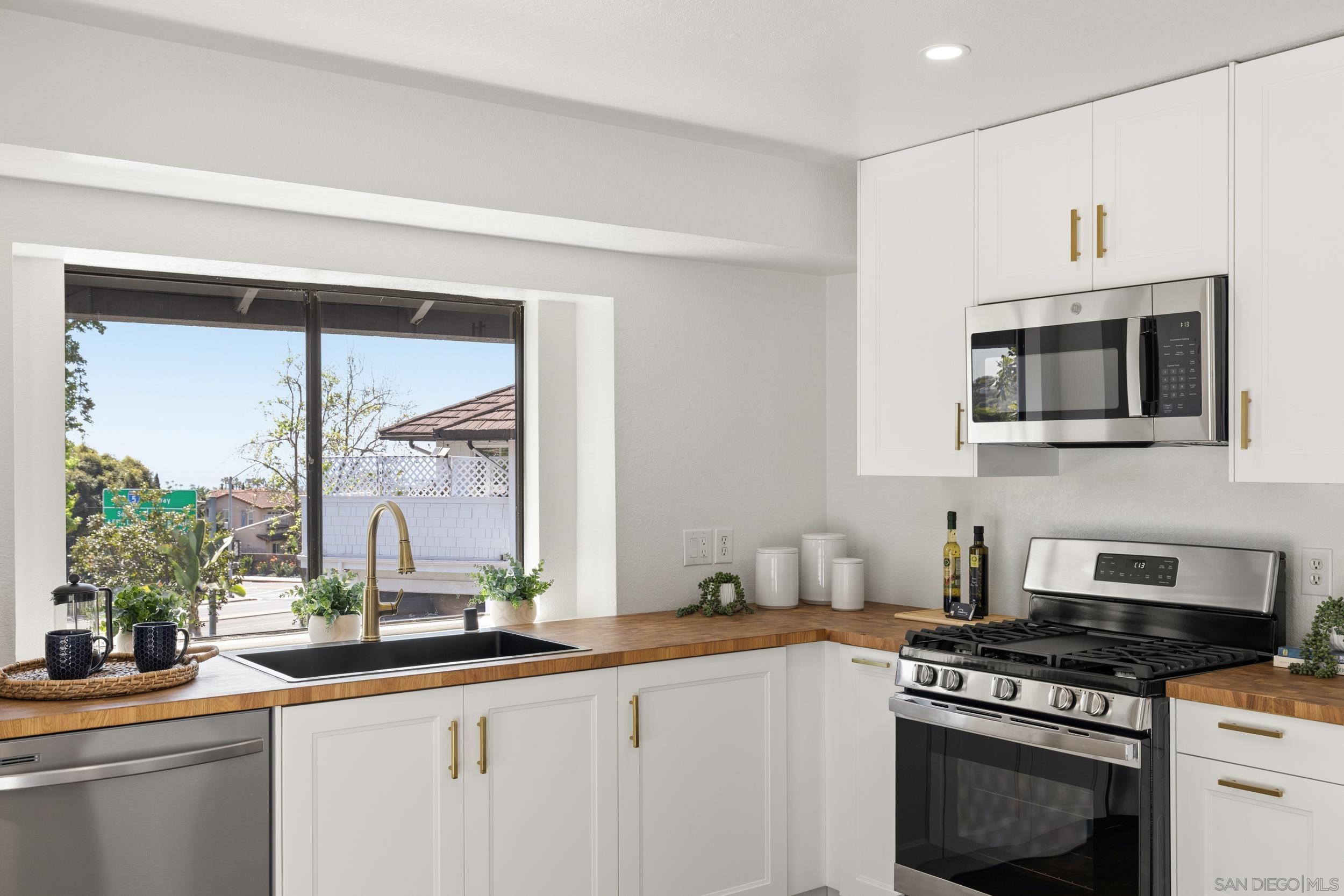 Detail Gallery Image 12 of 37 For 863  Violet Ct, Carlsbad,  CA 92011 - 2 Beds | 2 Baths