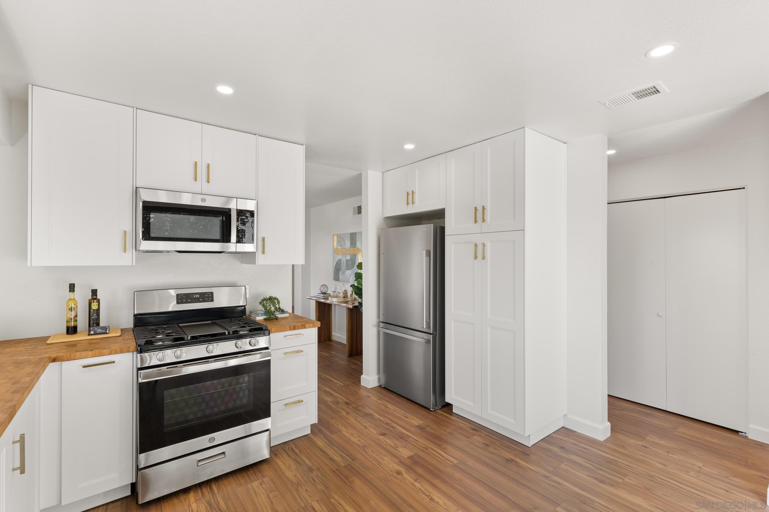 Detail Gallery Image 13 of 37 For 863  Violet Ct, Carlsbad,  CA 92011 - 2 Beds | 2 Baths