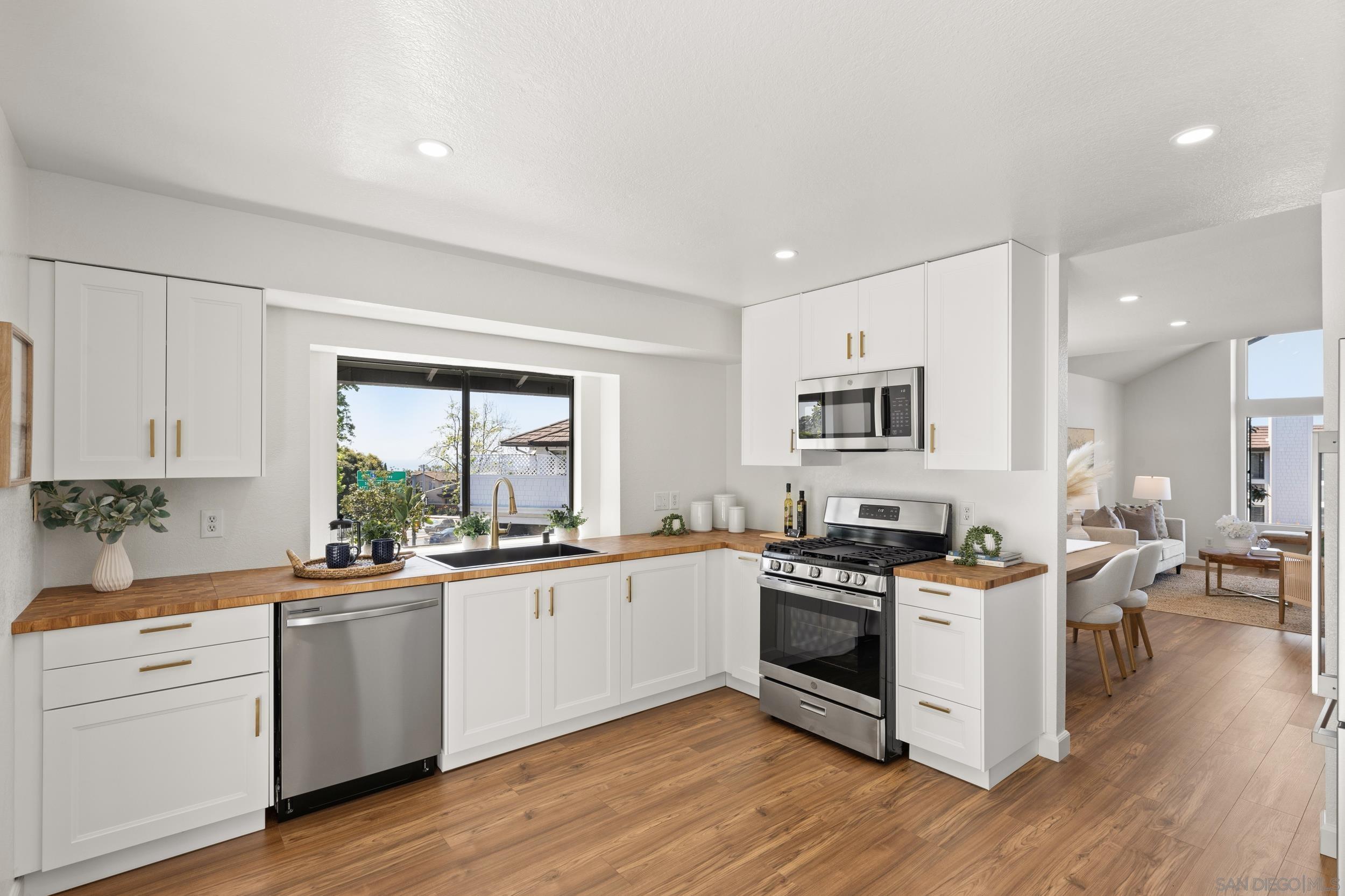 Detail Gallery Image 10 of 37 For 863  Violet Ct, Carlsbad,  CA 92011 - 2 Beds | 2 Baths