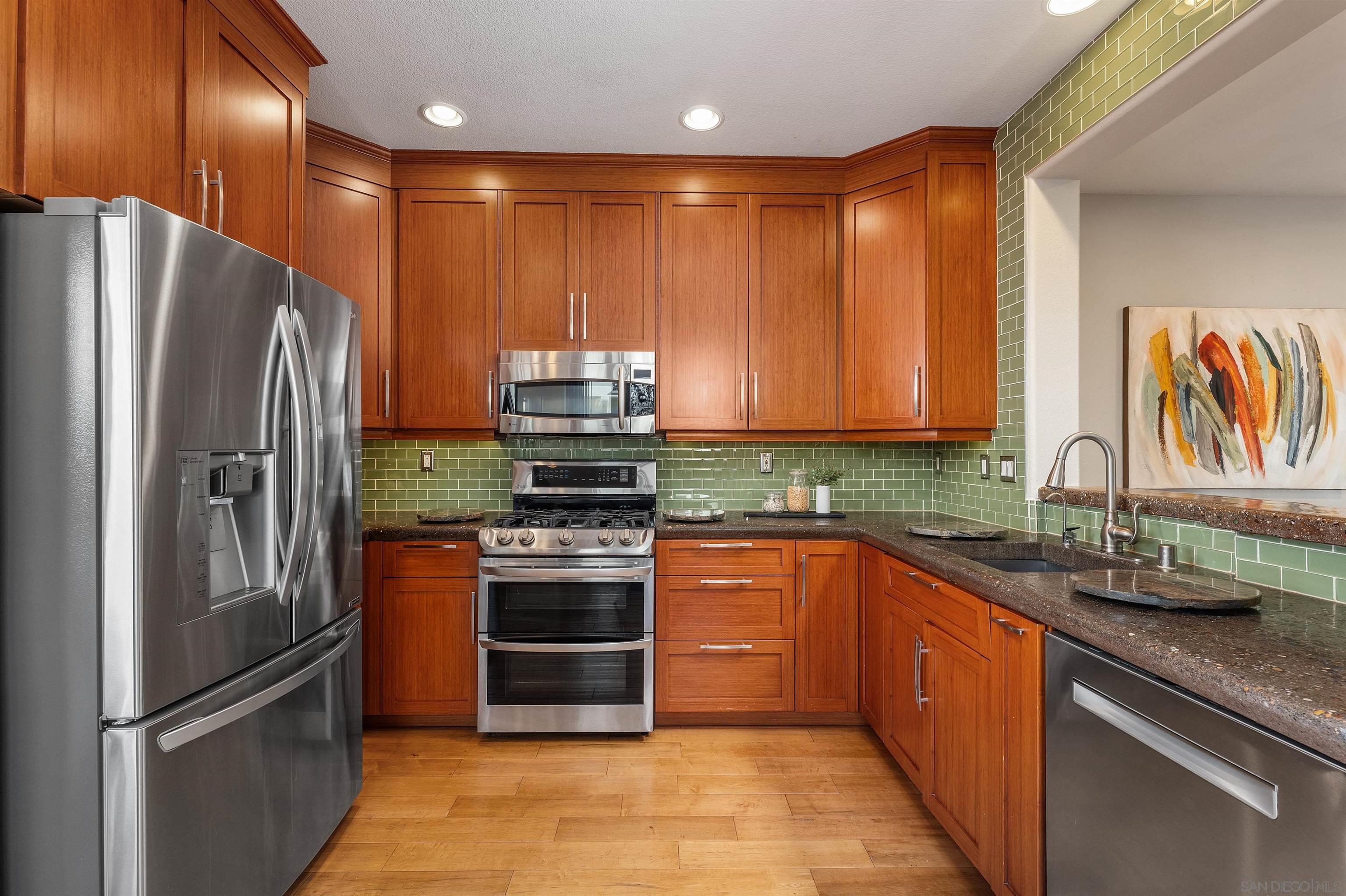 Detail Gallery Image 11 of 34 For 3769  Carmel View Rd  #2,  San Diego,  CA 92130 - 3 Beds | 2/1 Baths