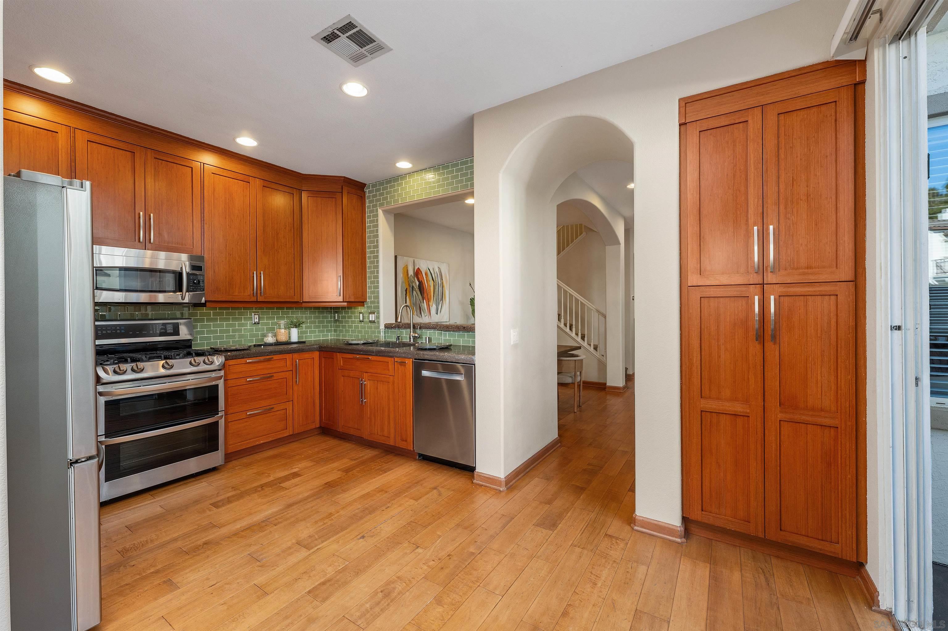 Detail Gallery Image 13 of 34 For 3769  Carmel View Rd  #2,  San Diego,  CA 92130 - 3 Beds | 2/1 Baths