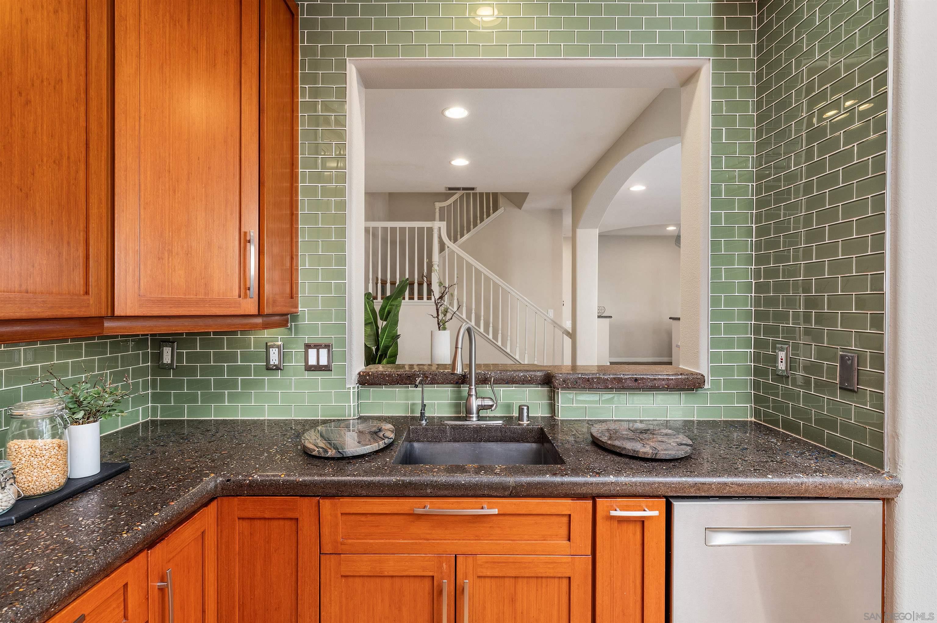 Detail Gallery Image 14 of 34 For 3769  Carmel View Rd  #2,  San Diego,  CA 92130 - 3 Beds | 2/1 Baths