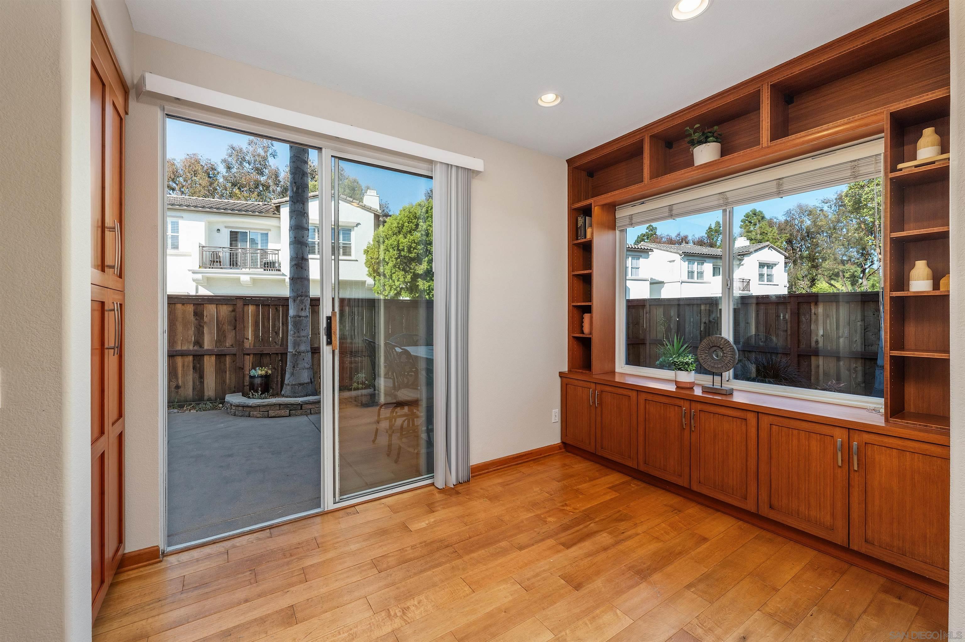 Detail Gallery Image 15 of 34 For 3769  Carmel View Rd  #2,  San Diego,  CA 92130 - 3 Beds | 2/1 Baths