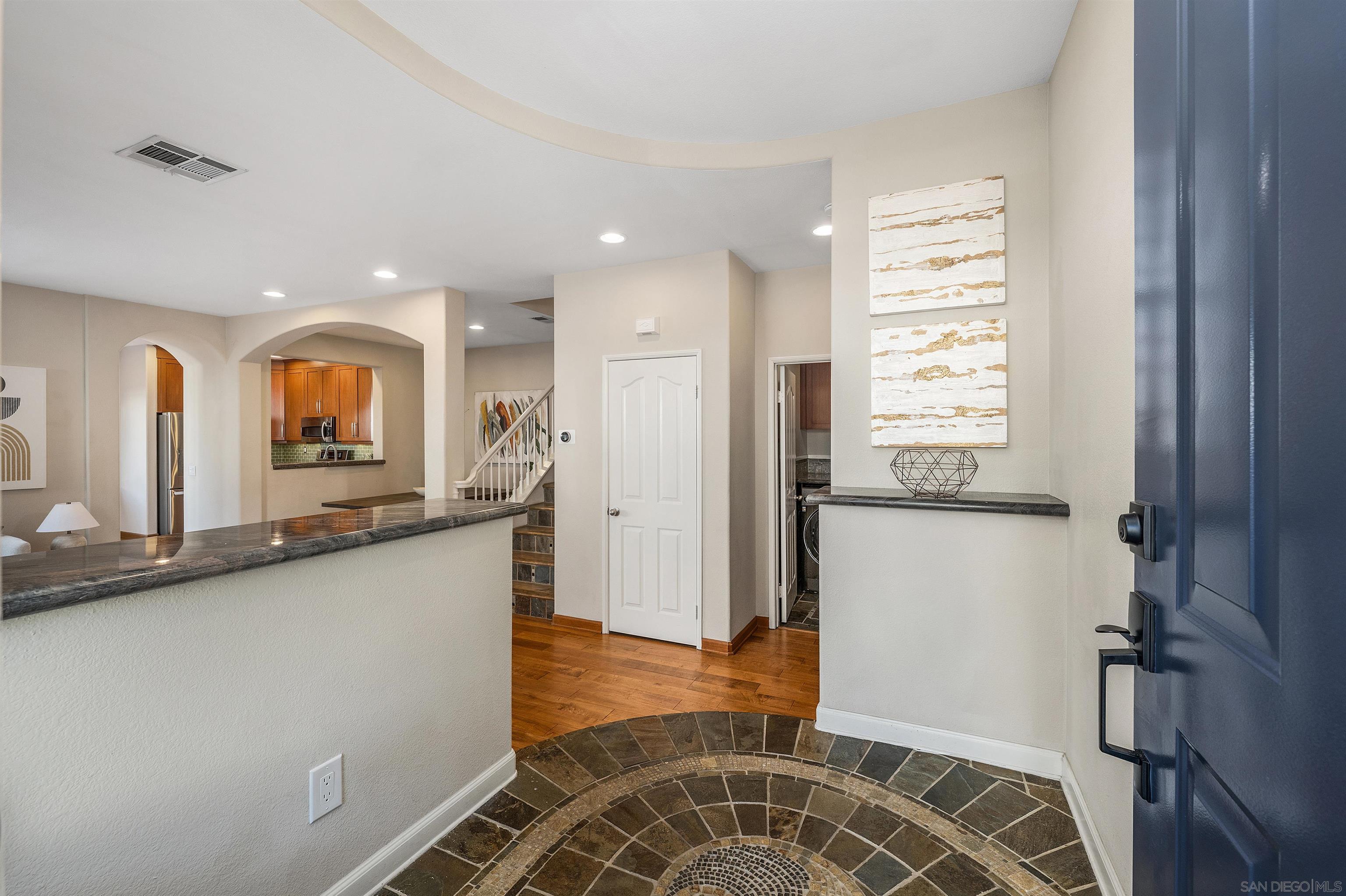 Detail Gallery Image 3 of 34 For 3769  Carmel View Rd  #2,  San Diego,  CA 92130 - 3 Beds | 2/1 Baths