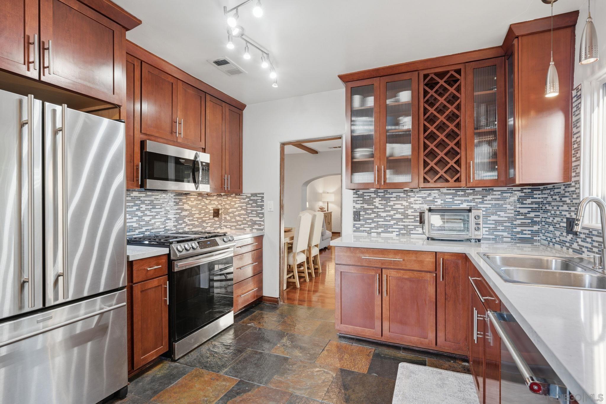 Detail Gallery Image 14 of 43 For 4606  Altadena Ave, San Diego,  CA 92115 - 3 Beds | 2 Baths