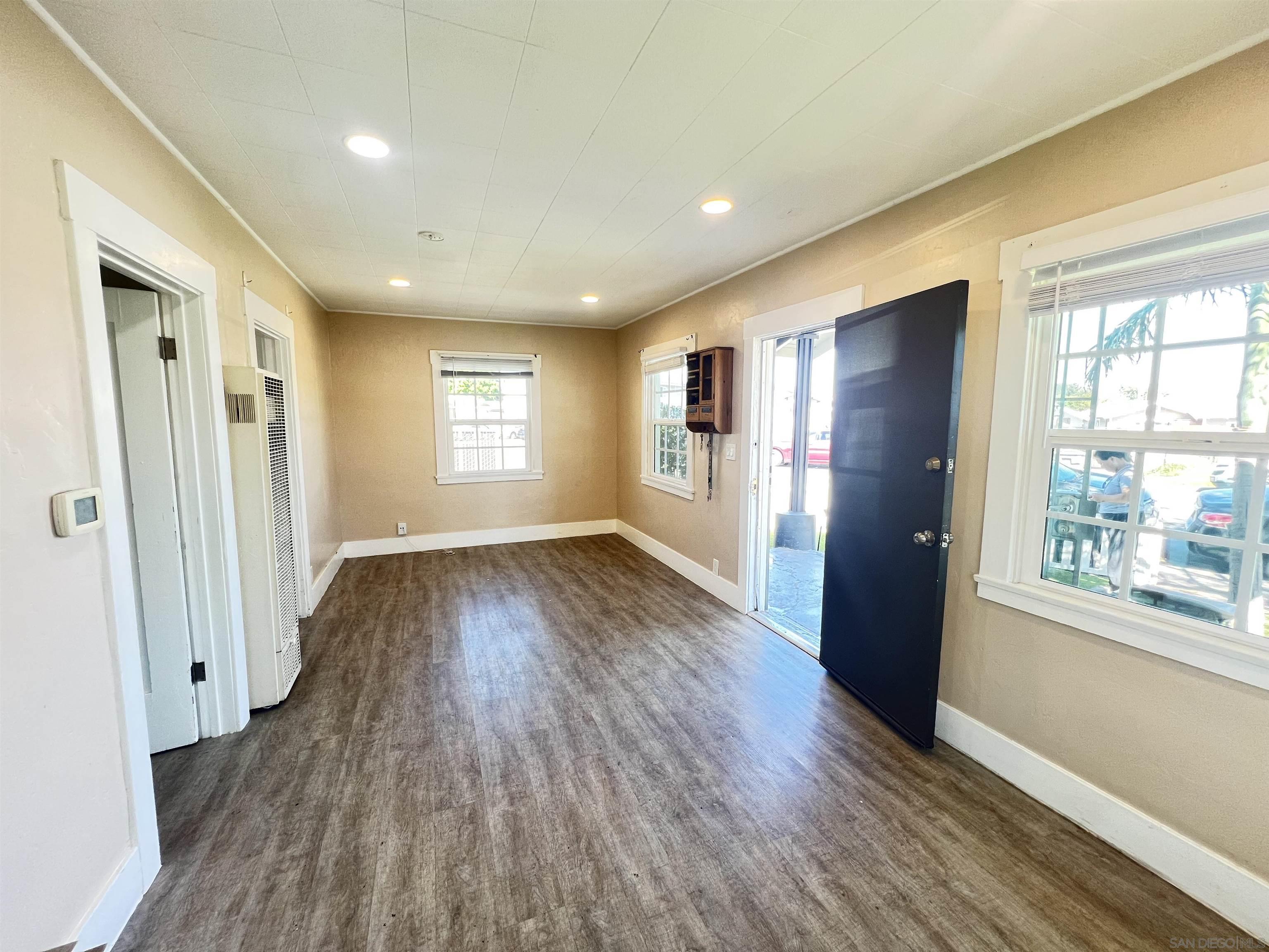 Detail Gallery Image 2 of 7 For 4060  Oakcrest, San Diego,  CA 92105 - 3 Beds | 2 Baths