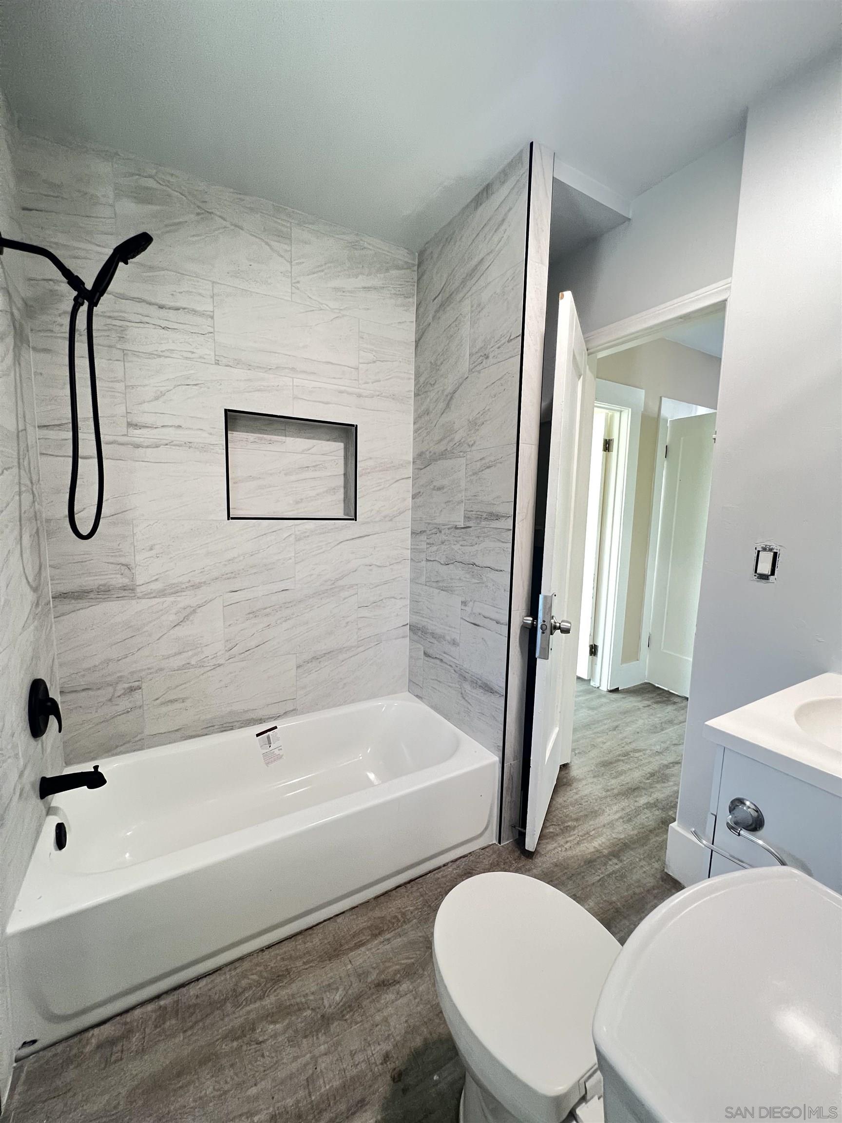 Detail Gallery Image 4 of 7 For 4060  Oakcrest, San Diego,  CA 92105 - 3 Beds | 2 Baths