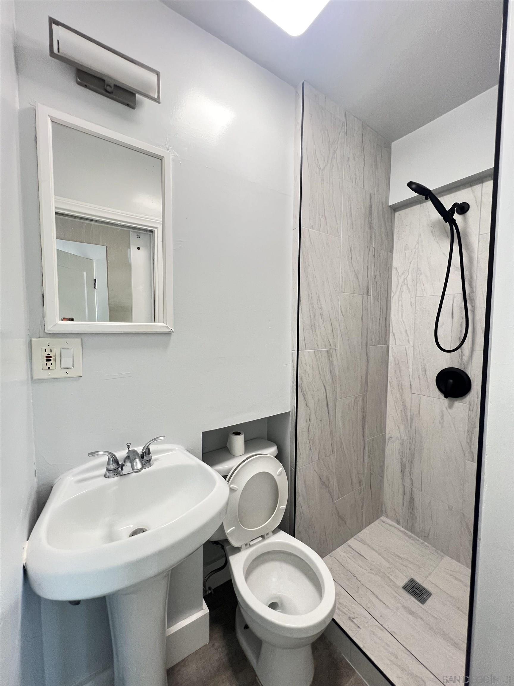 Detail Gallery Image 5 of 7 For 4060  Oakcrest, San Diego,  CA 92105 - 3 Beds | 2 Baths