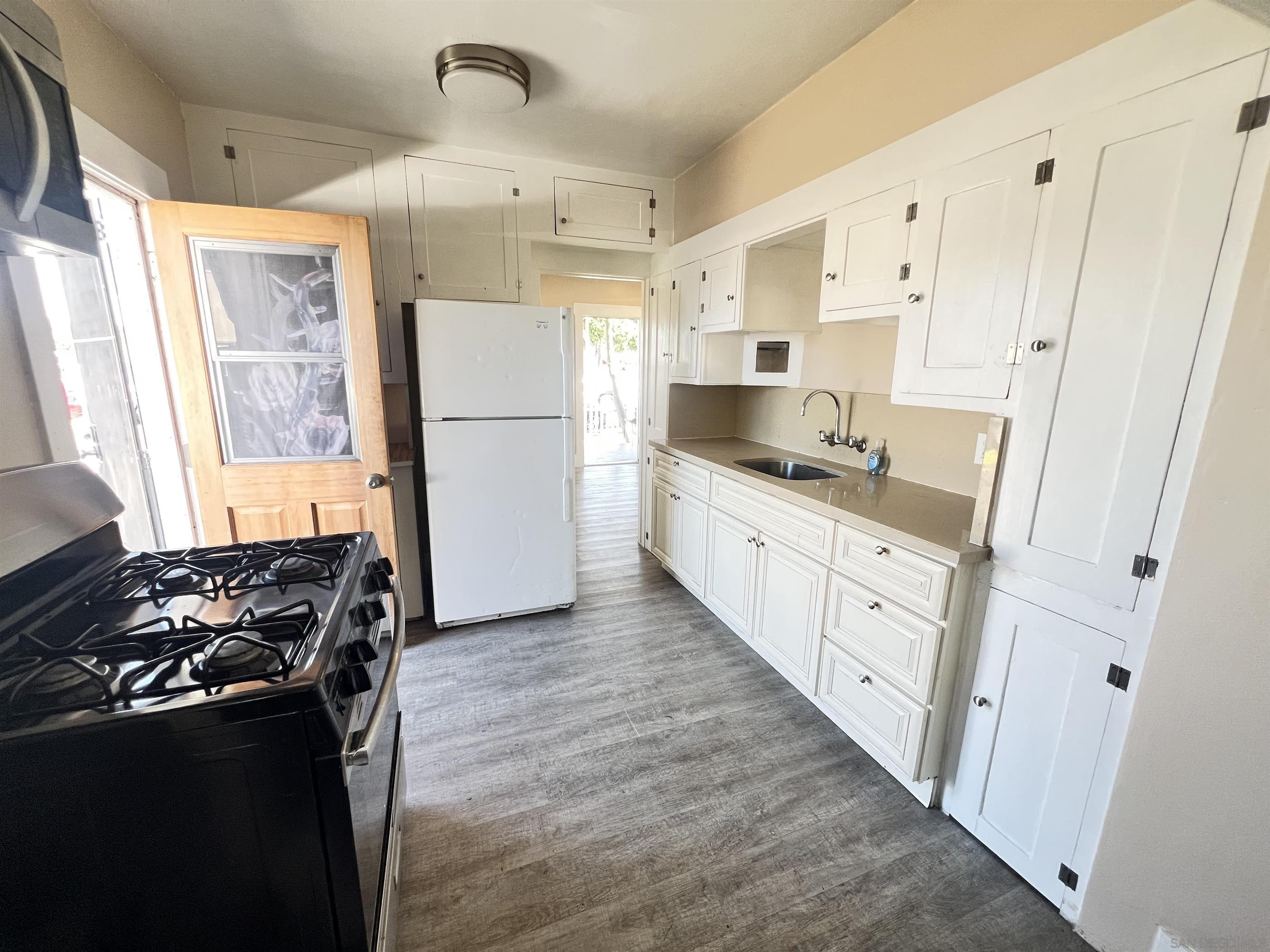 Detail Gallery Image 7 of 7 For 4060  Oakcrest, San Diego,  CA 92105 - 3 Beds | 2 Baths