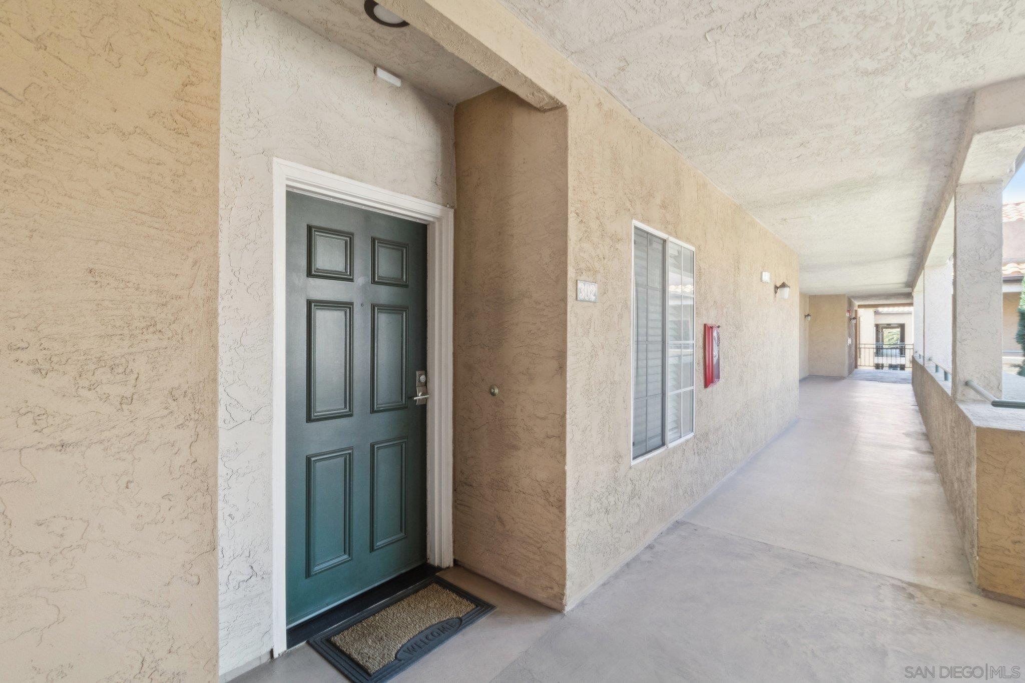 Detail Gallery Image 2 of 19 For 2220  Camino De La Reina  #302,  San Diego,  CA 92108 - 1 Beds | 1 Baths