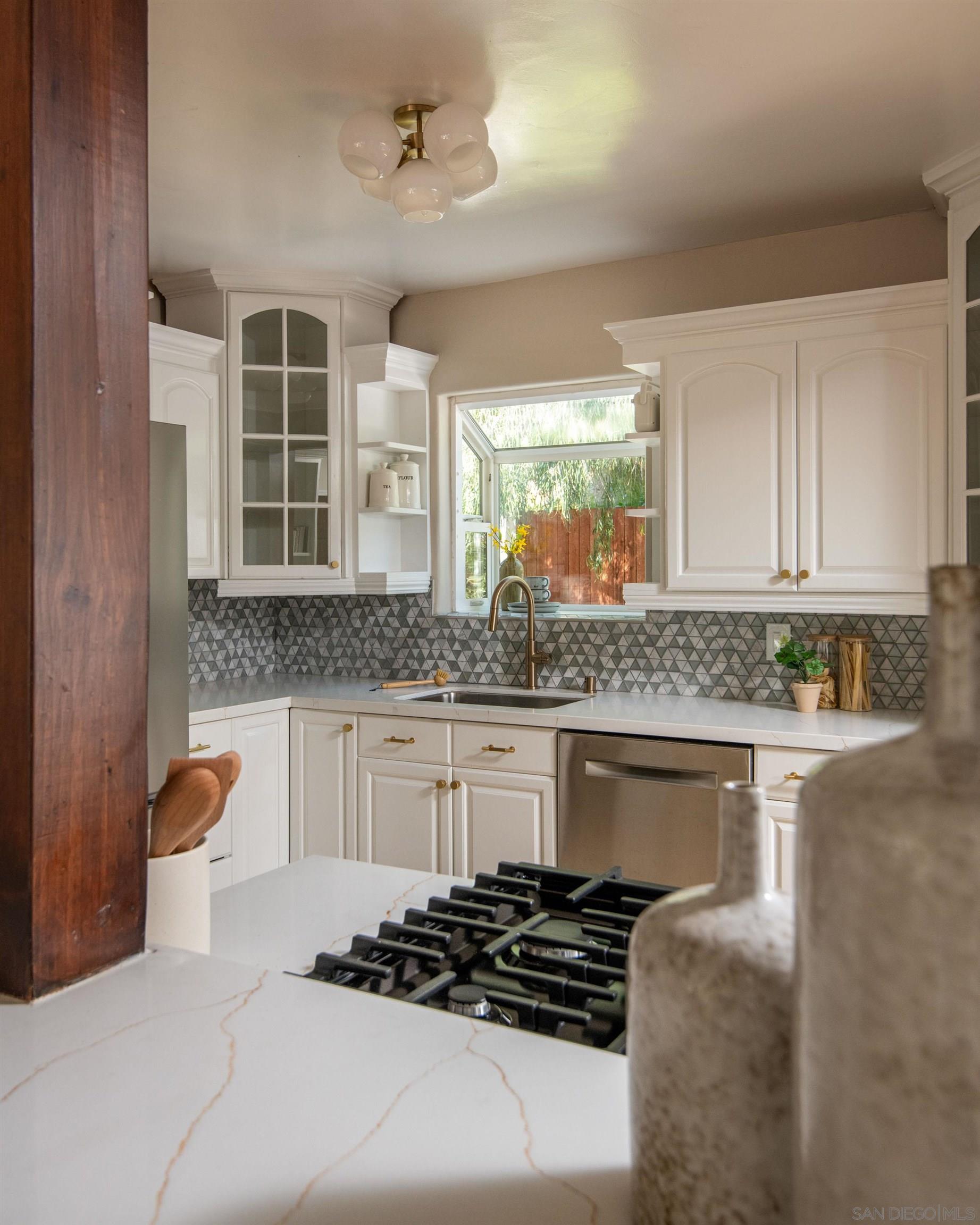 Detail Gallery Image 3 of 42 For 2711 N Arroyo Drive, San Diego,  CA 92103 - 3 Beds | 2 Baths