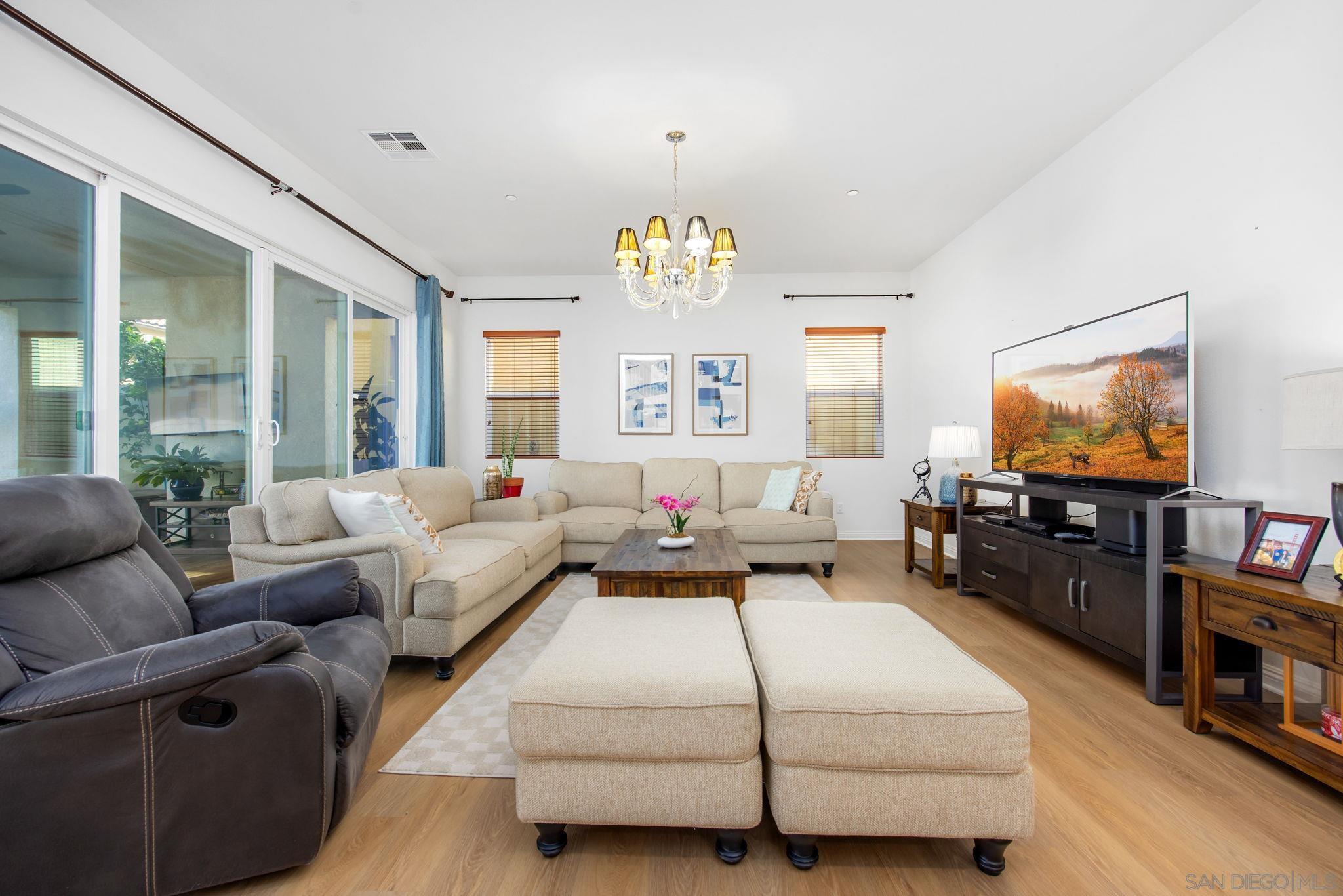 Detail Gallery Image 2 of 39 For 1818  Santa Christina Ave, Chula Vista,  CA 91913 - 4 Beds | 3/1 Baths