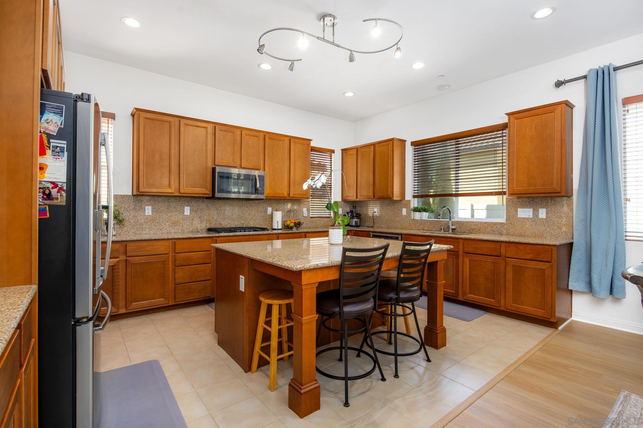 Detail Gallery Image 4 of 39 For 1818  Santa Christina Ave, Chula Vista,  CA 91913 - 4 Beds | 3/1 Baths