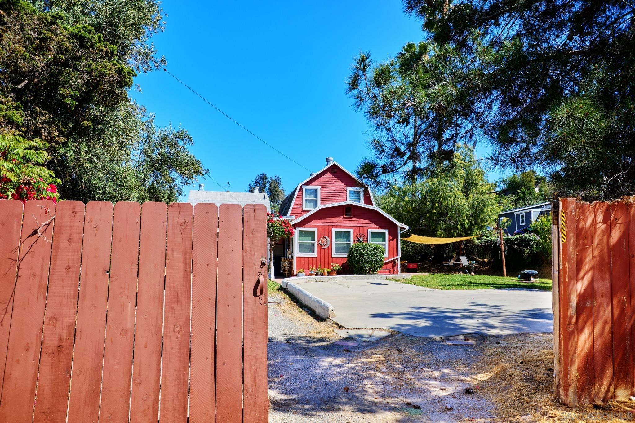 Detail Gallery Image 5 of 20 For 3043-45  Helix Street, Spring Valley,  CA 91977 - 4 Beds | 3 Baths