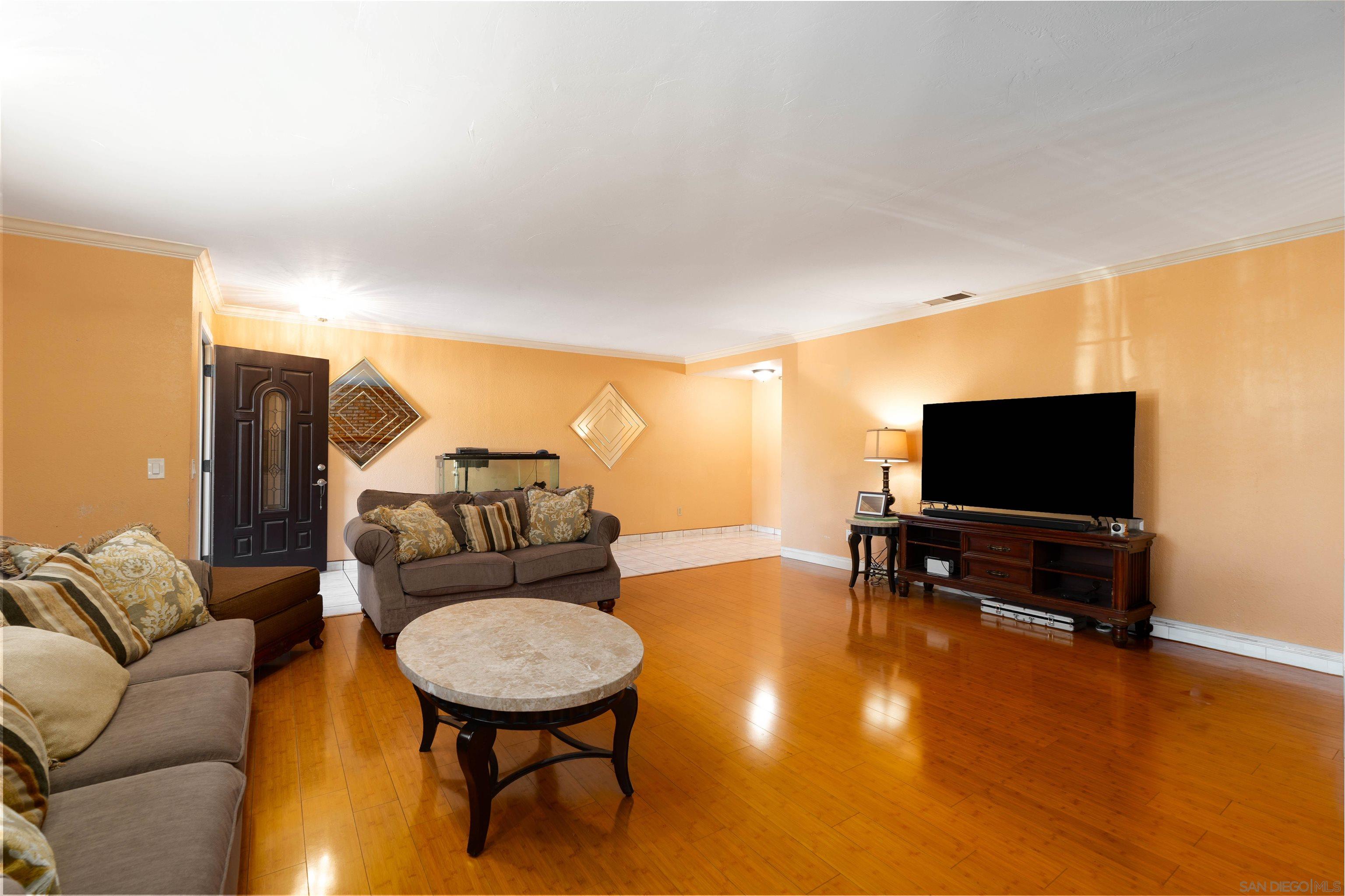 Detail Gallery Image 2 of 16 For 10448  Glenellen Avenue, San Diego,  CA 92126 - 5 Beds | 2 Baths