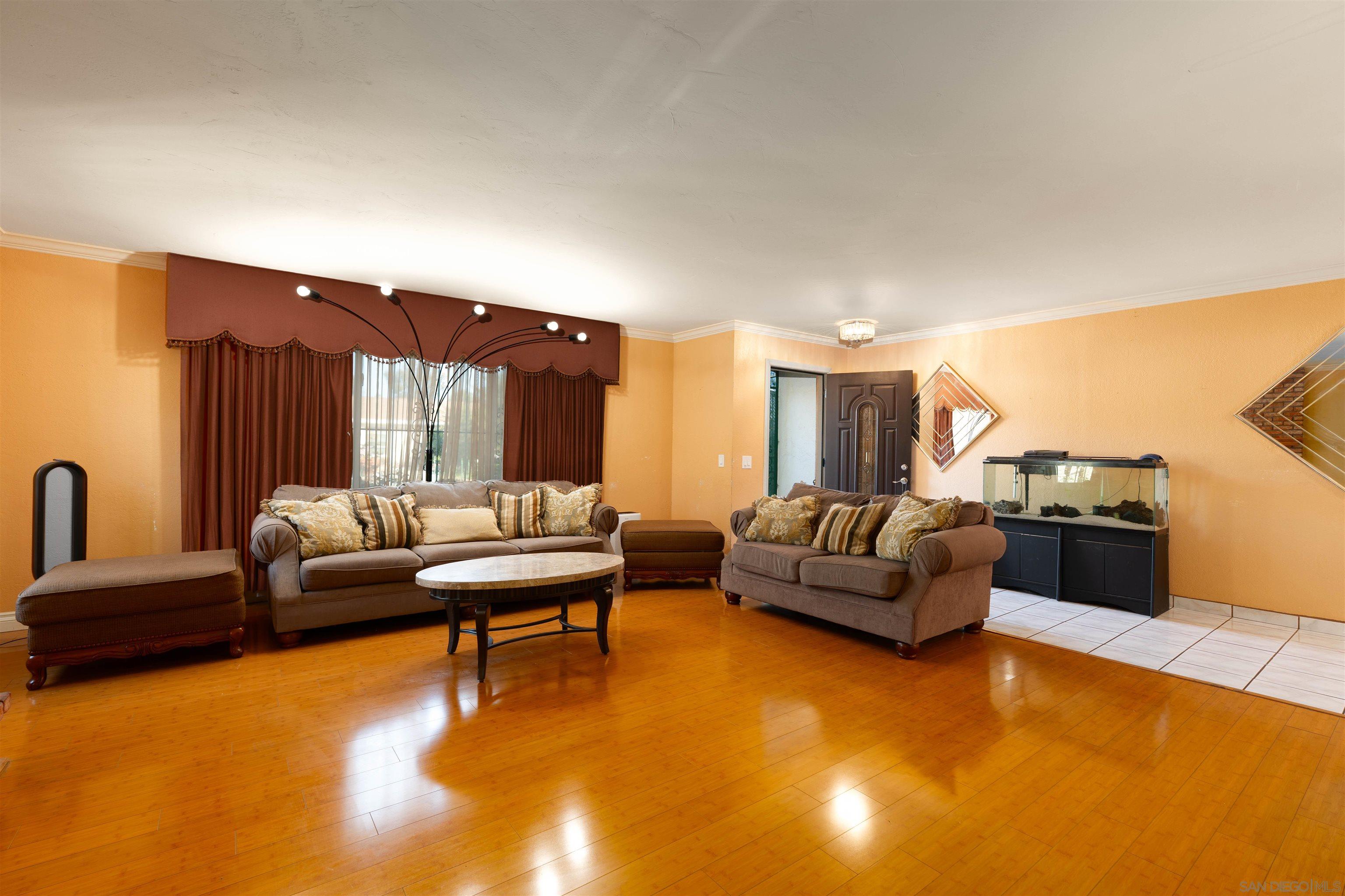 Detail Gallery Image 3 of 16 For 10448  Glenellen Avenue, San Diego,  CA 92126 - 5 Beds | 2 Baths