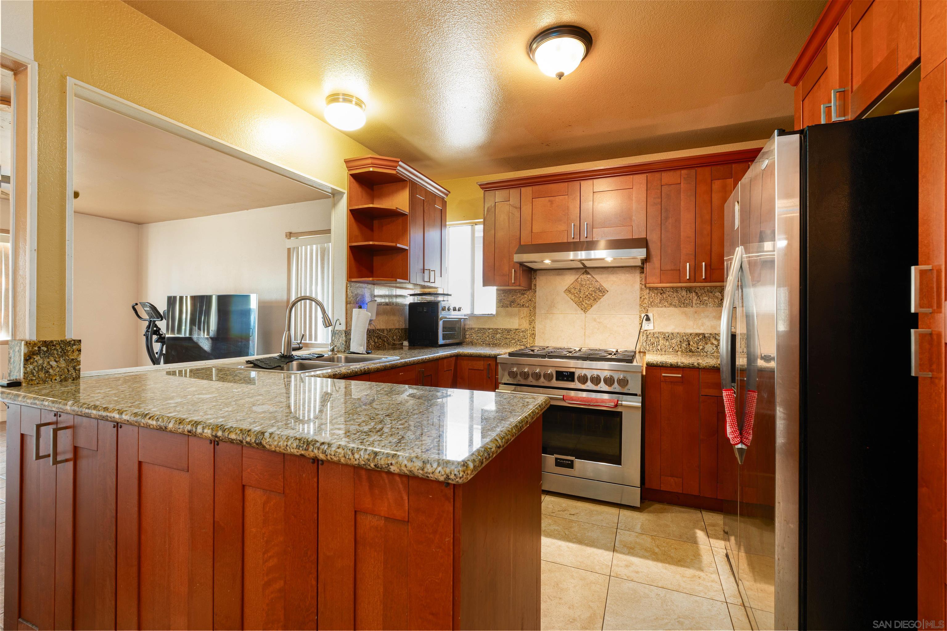 Detail Gallery Image 4 of 16 For 10448  Glenellen Avenue, San Diego,  CA 92126 - 5 Beds | 2 Baths