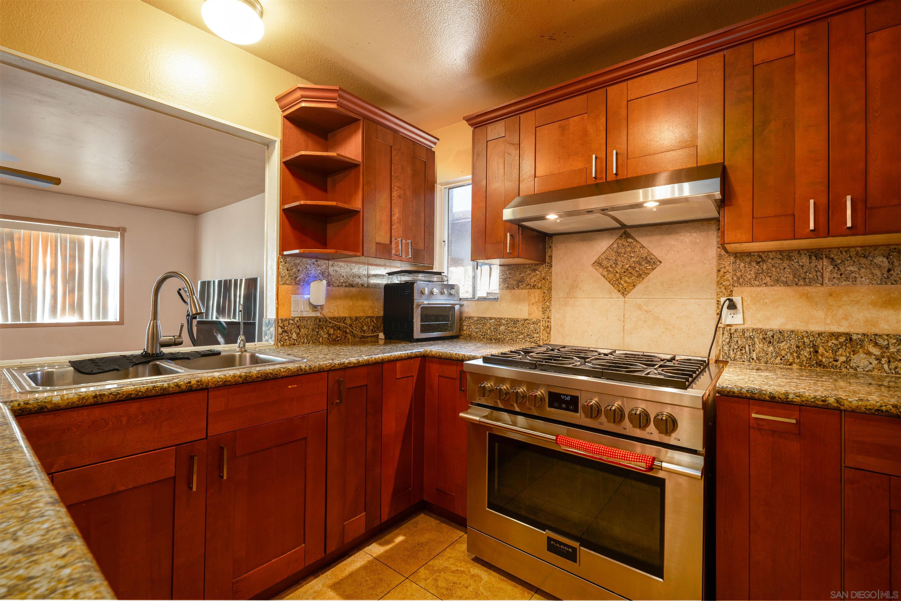 Detail Gallery Image 5 of 16 For 10448  Glenellen Avenue, San Diego,  CA 92126 - 5 Beds | 2 Baths