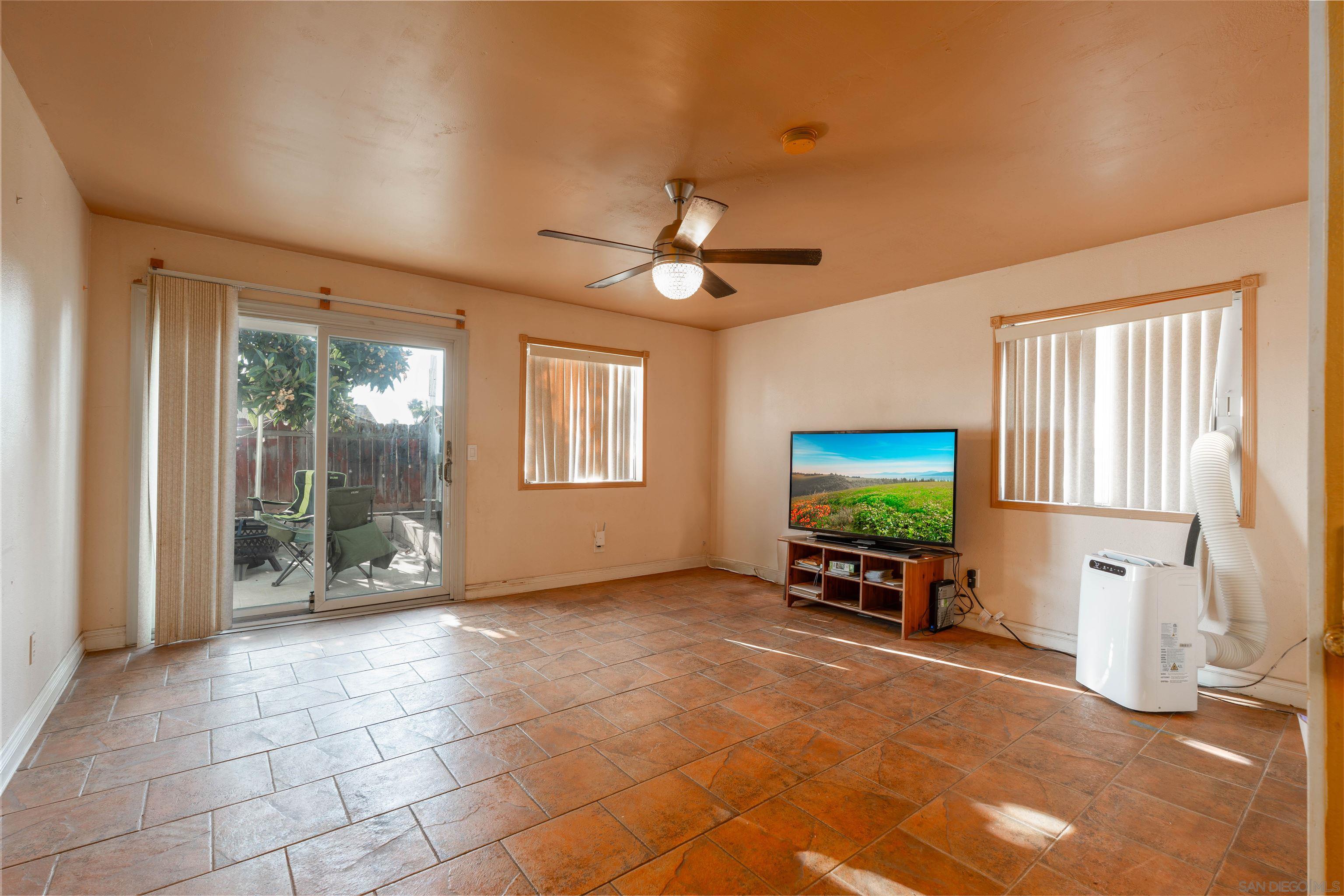 Detail Gallery Image 6 of 16 For 10448  Glenellen Avenue, San Diego,  CA 92126 - 5 Beds | 2 Baths