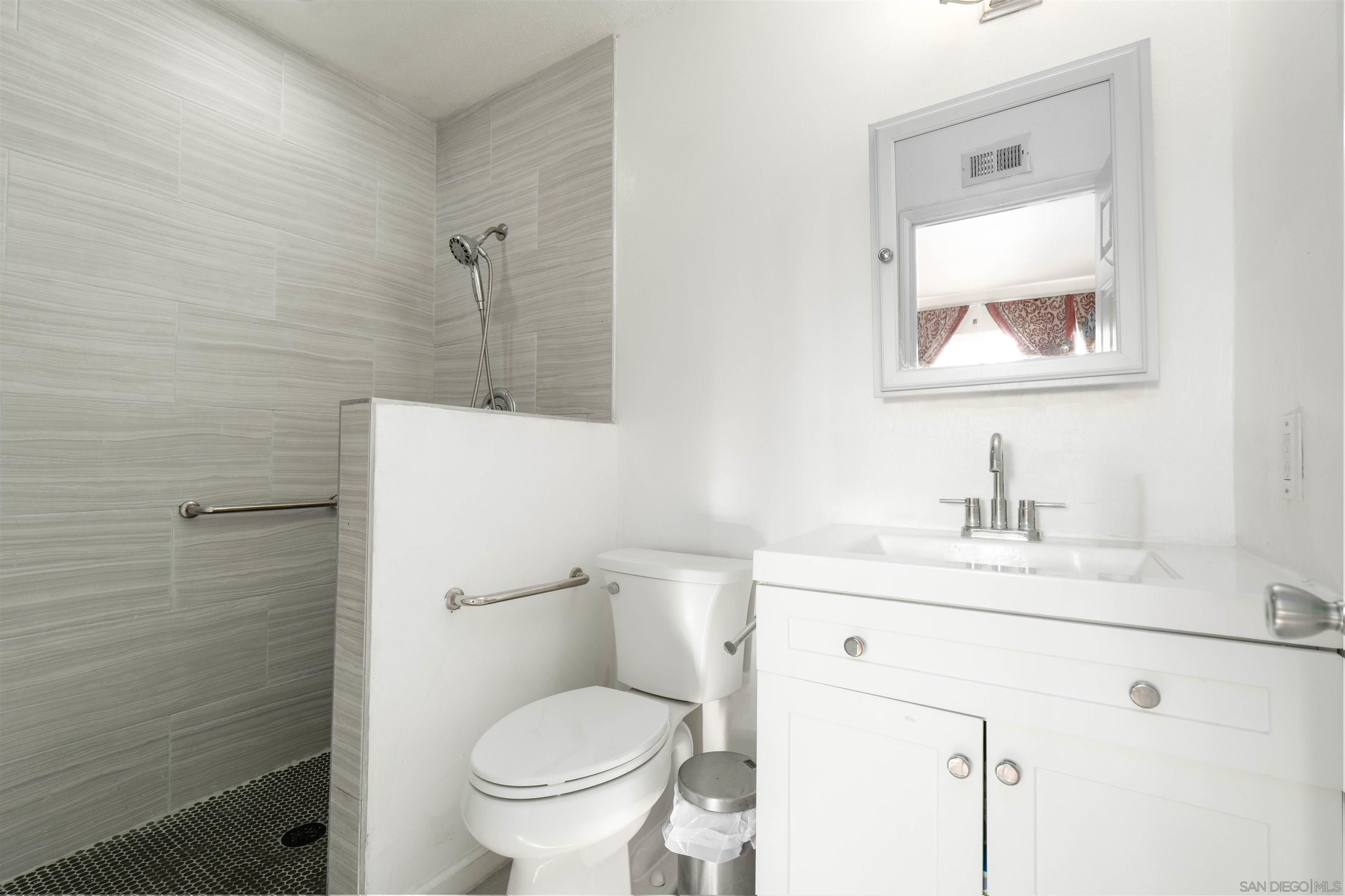 Detail Gallery Image 10 of 16 For 10448  Glenellen Avenue, San Diego,  CA 92126 - 5 Beds | 2 Baths