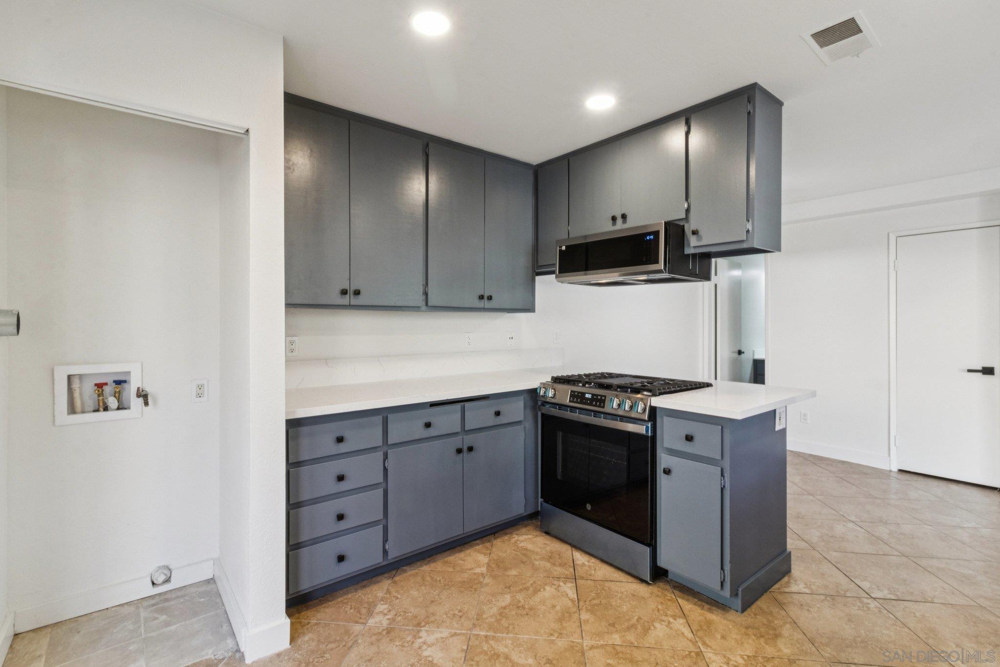 Detail Gallery Image 14 of 30 For 1225 N Broadway  #29,  Escondido,  CA 92026 - 3 Beds | 2/1 Baths