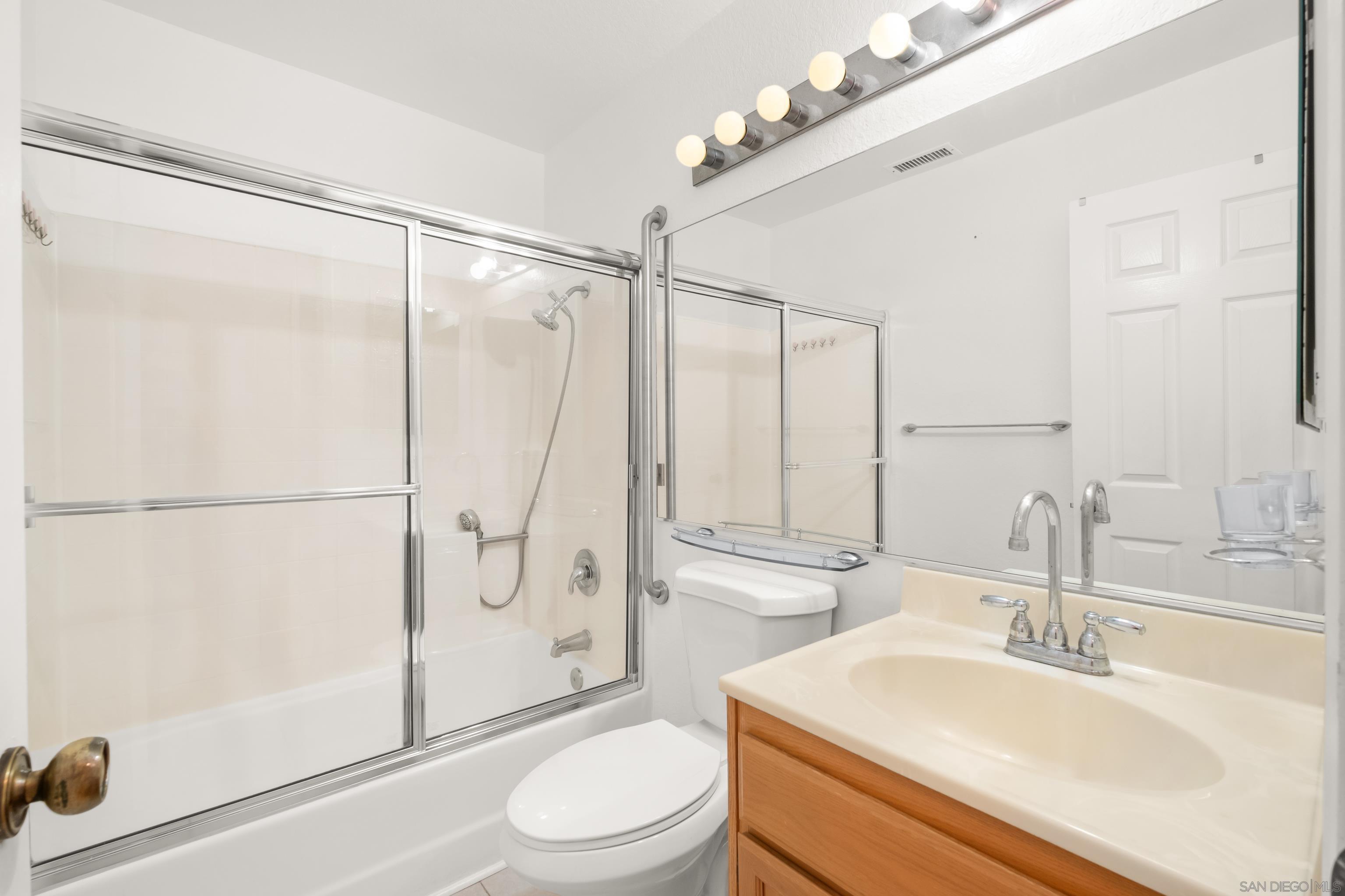 Detail Gallery Image 19 of 24 For 7275  Calabria Court  #70,  San Diego,  CA 92122 - 2 Beds | 2 Baths