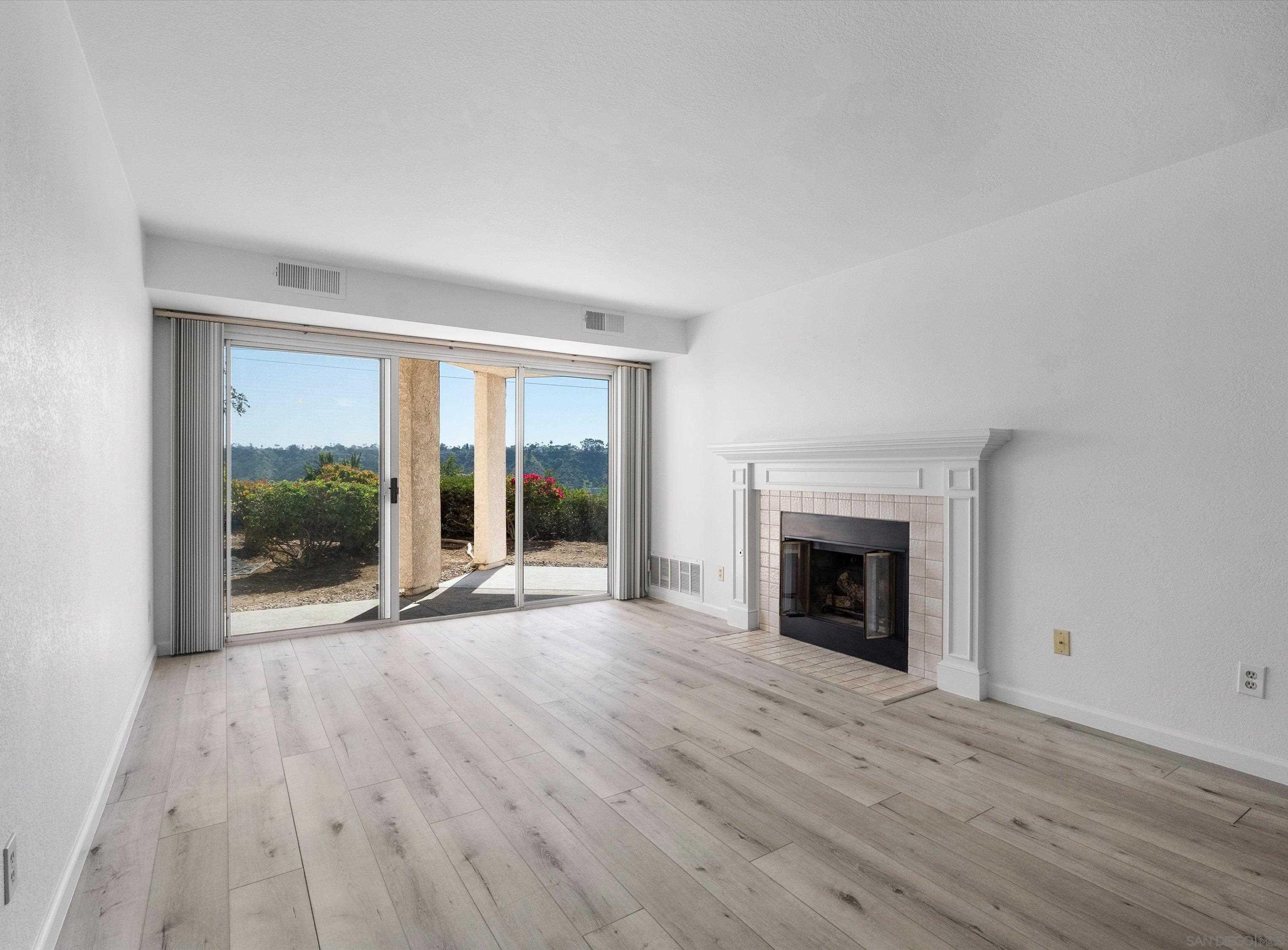 Detail Gallery Image 7 of 39 For 7087  Camino Degrazia  141, San Diego,  CA 92111 - 3 Beds | 2 Baths