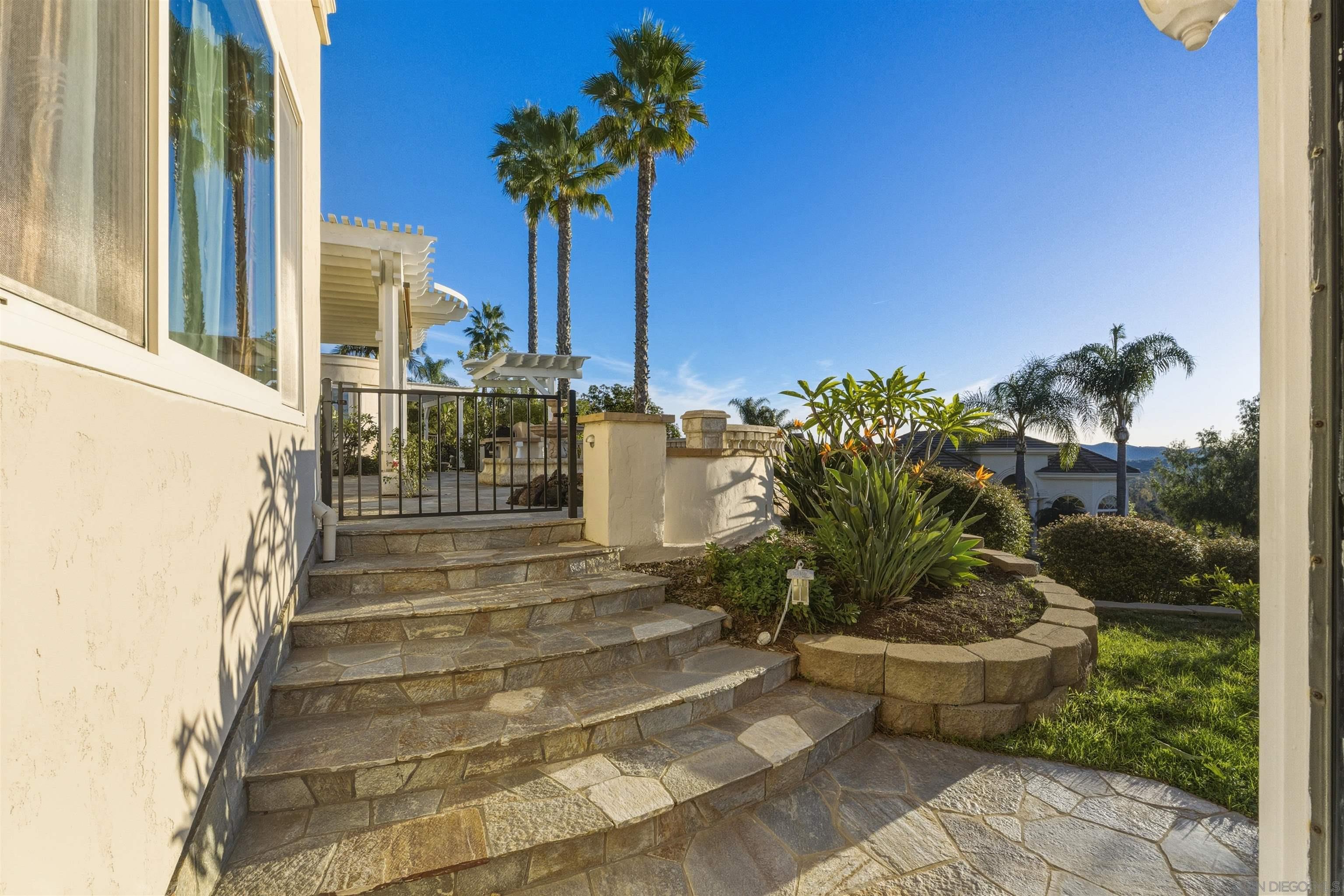 Detail Gallery Image 4 of 43 For 2464  Canyon Creek Rd, Escondido,  CA 92025 - 6 Beds | 5 Baths