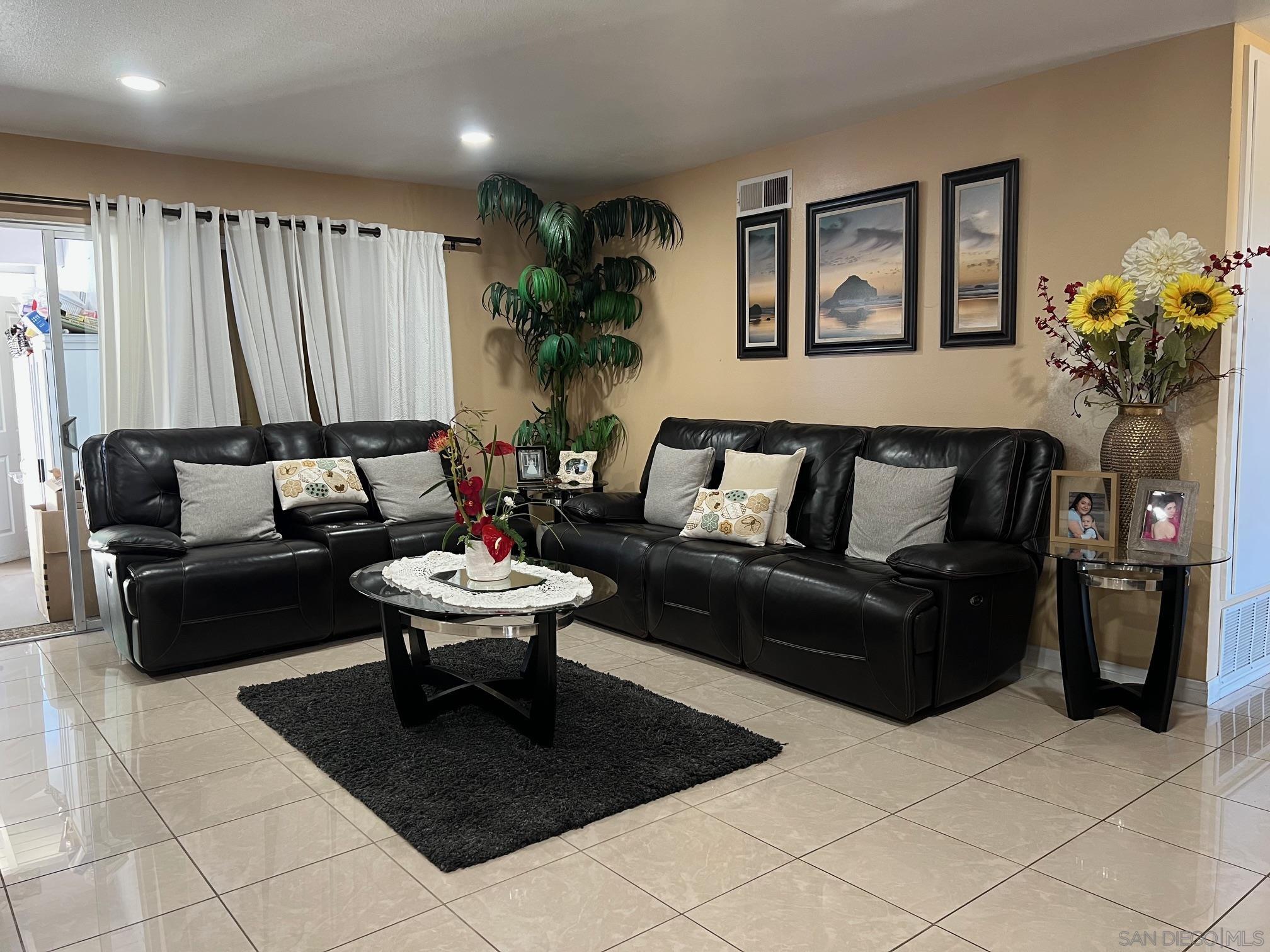 Detail Gallery Image 4 of 11 For 1362 N Elm St, Escondido,  CA 92026 - 3 Beds | 2 Baths