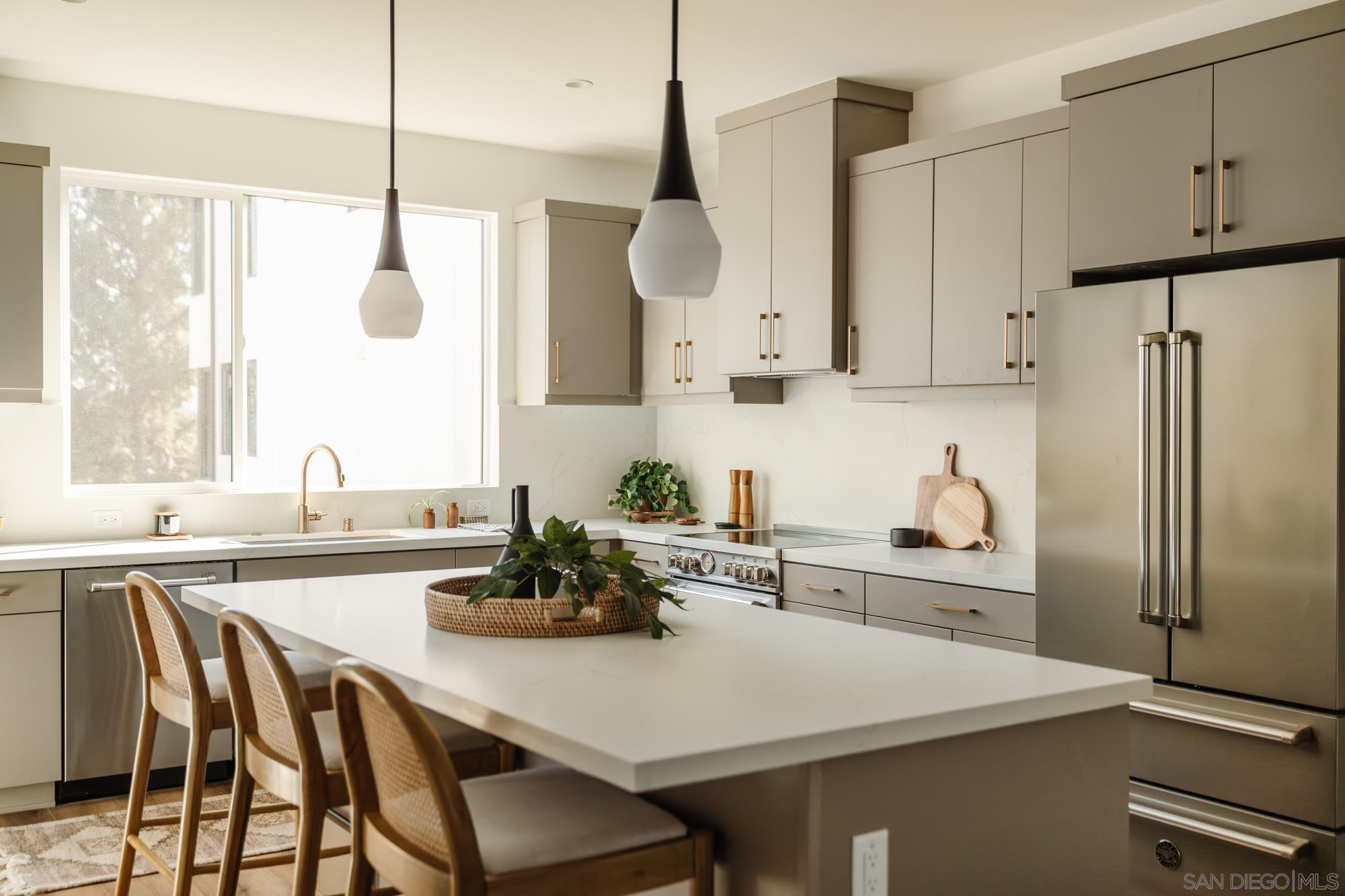 Detail Gallery Image 6 of 18 For 3859 N Riley Ln, Los Angeles,  CA 90065 - 2 Beds | 2/1 Baths