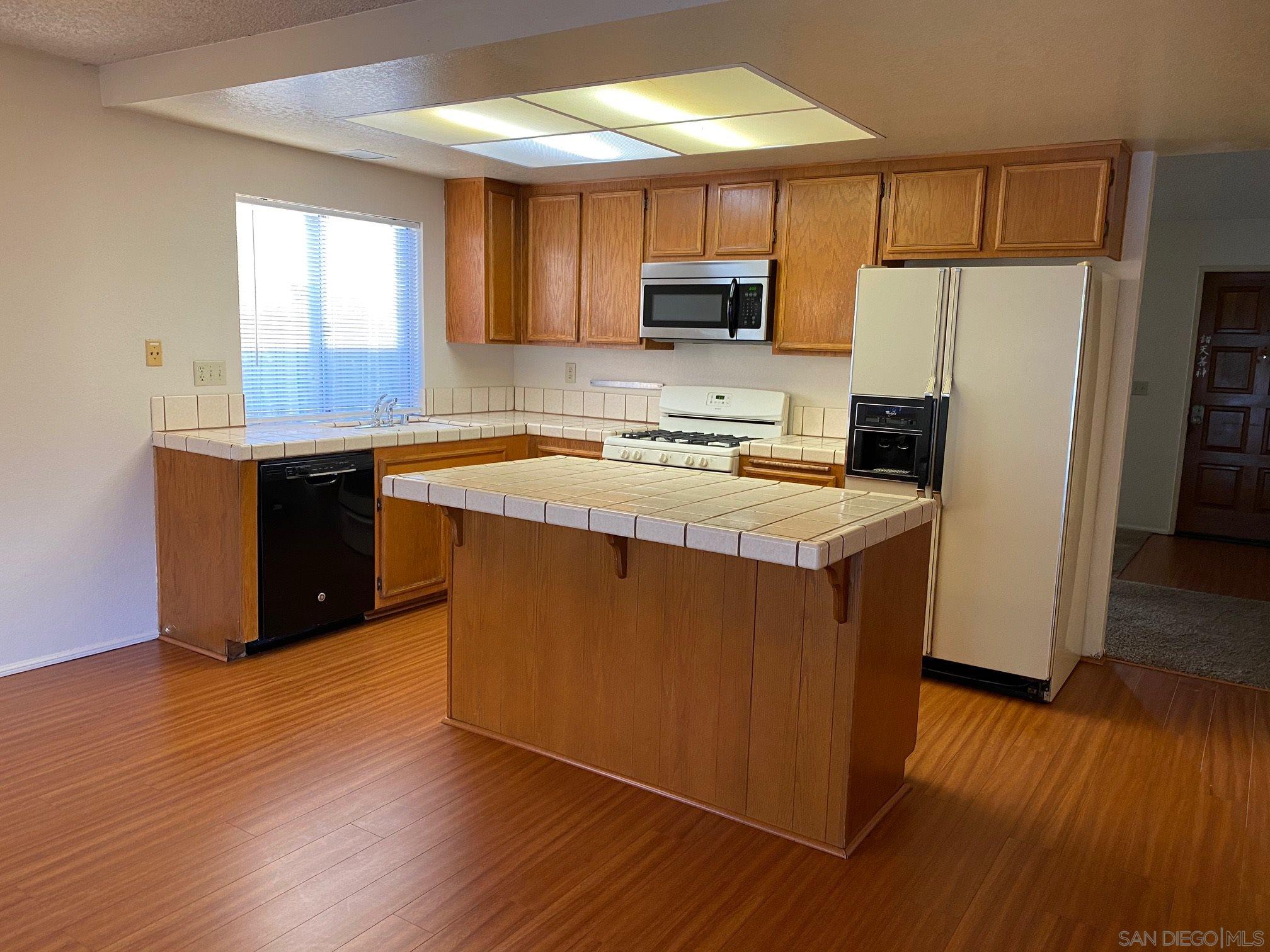 Detail Gallery Image 2 of 10 For 9888  Dauntless St, San Diego,  CA 92126 - 3 Beds | 2 Baths