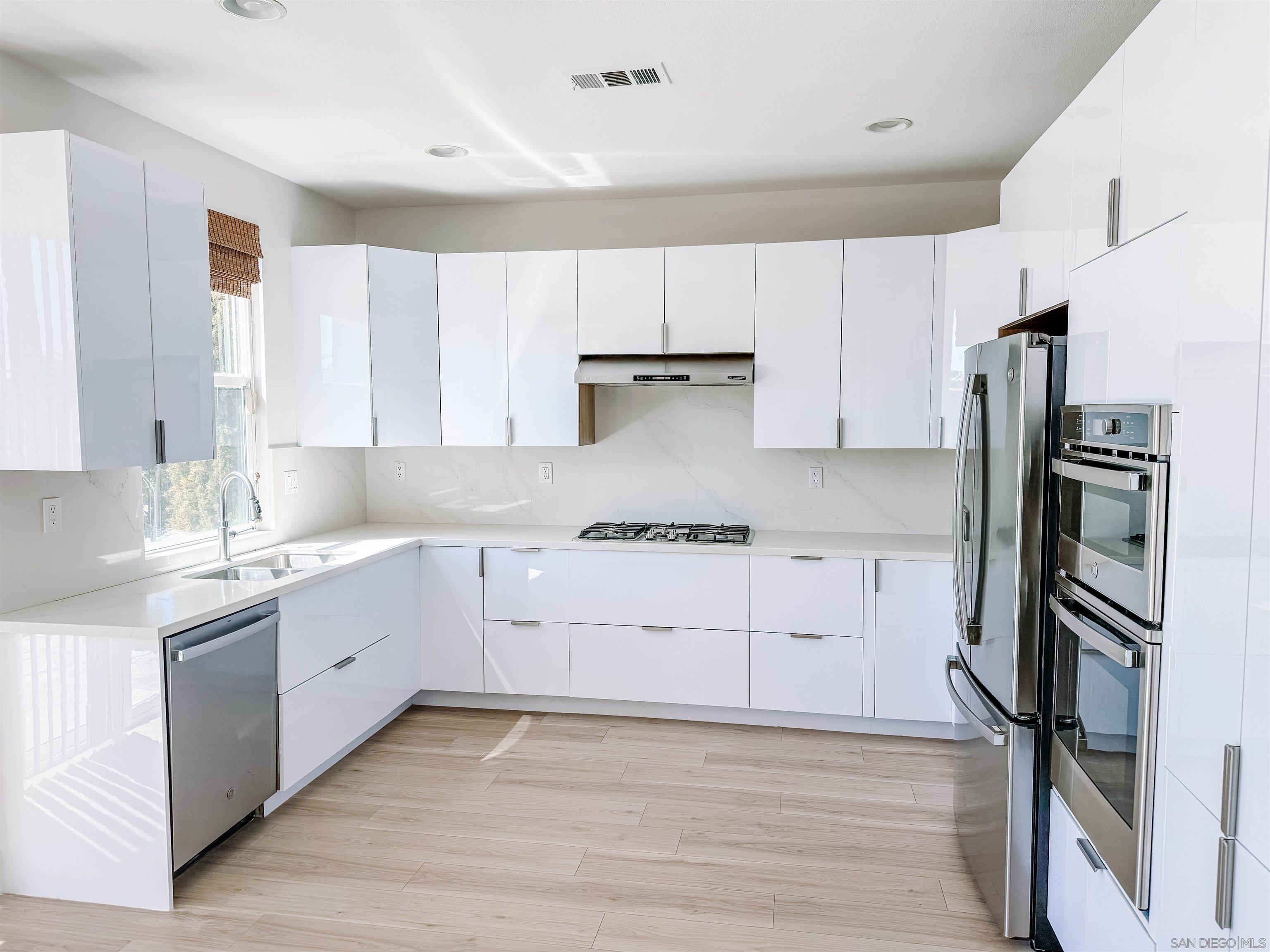 Detail Gallery Image 9 of 33 For 13138  Mesa Crest Pl, San Diego,  CA 92129 - 4 Beds | 2/1 Baths