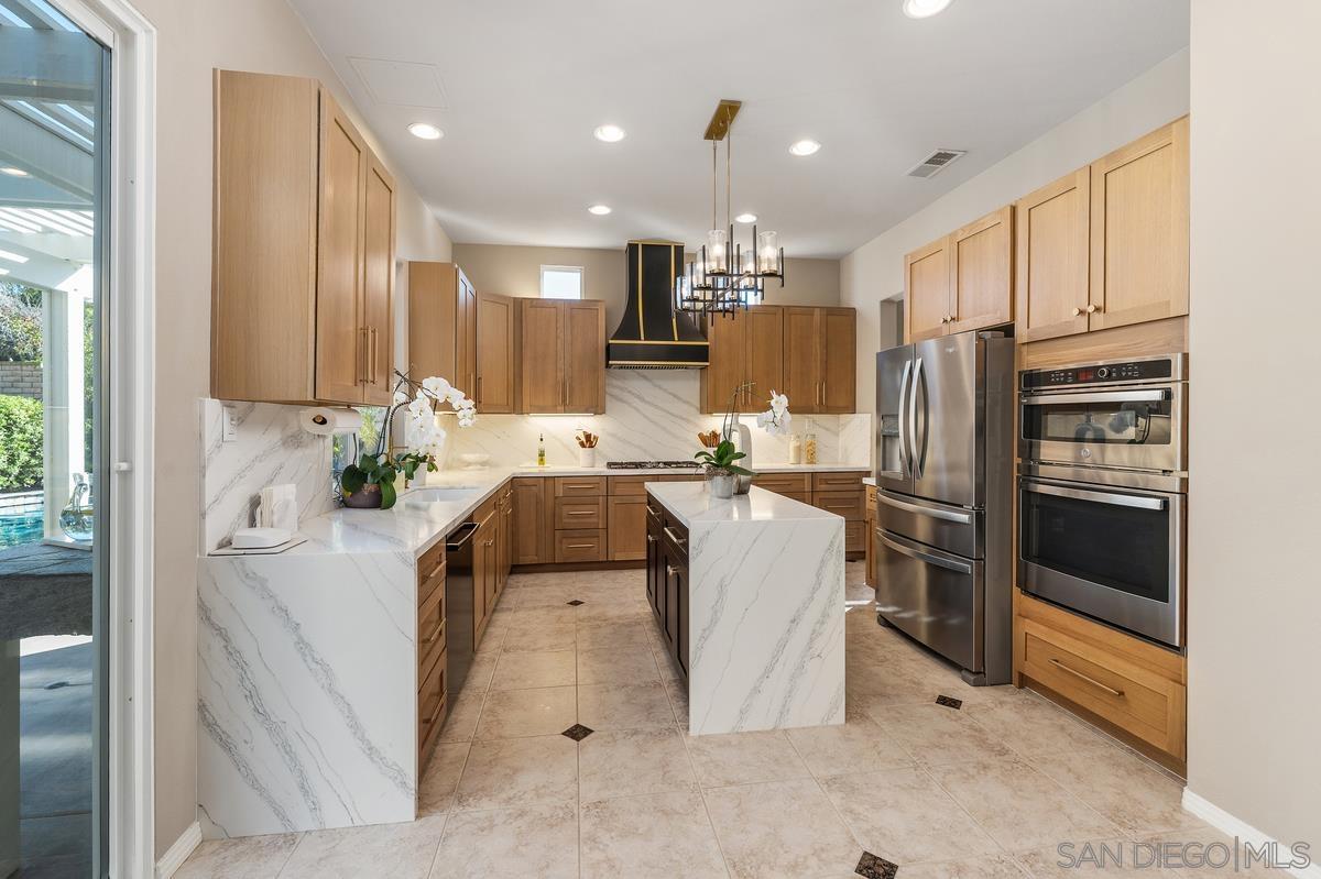 Detail Gallery Image 14 of 43 For 4972  Manor Ridge Ln, San Diego,  CA 92130 - 5 Beds | 4 Baths