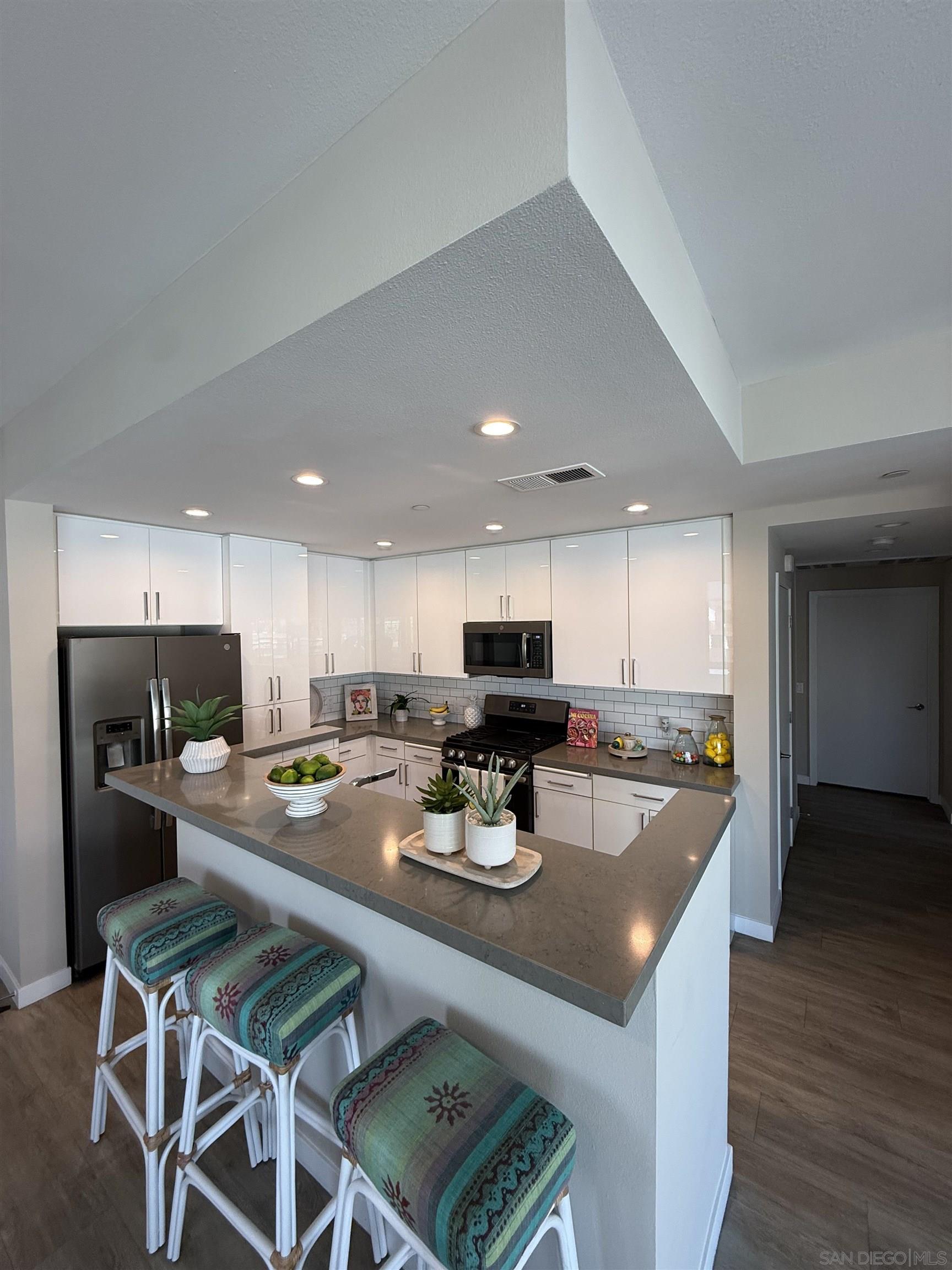 Detail Gallery Image 7 of 26 For 355 N Cleveland Street  #304,  Oceanside,  CA 92054 - 2 Beds | 2 Baths
