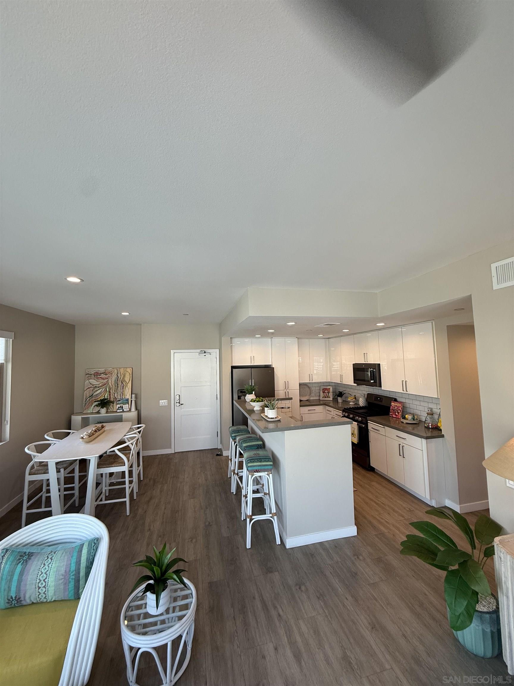 Detail Gallery Image 8 of 26 For 355 N Cleveland Street  #304,  Oceanside,  CA 92054 - 2 Beds | 2 Baths
